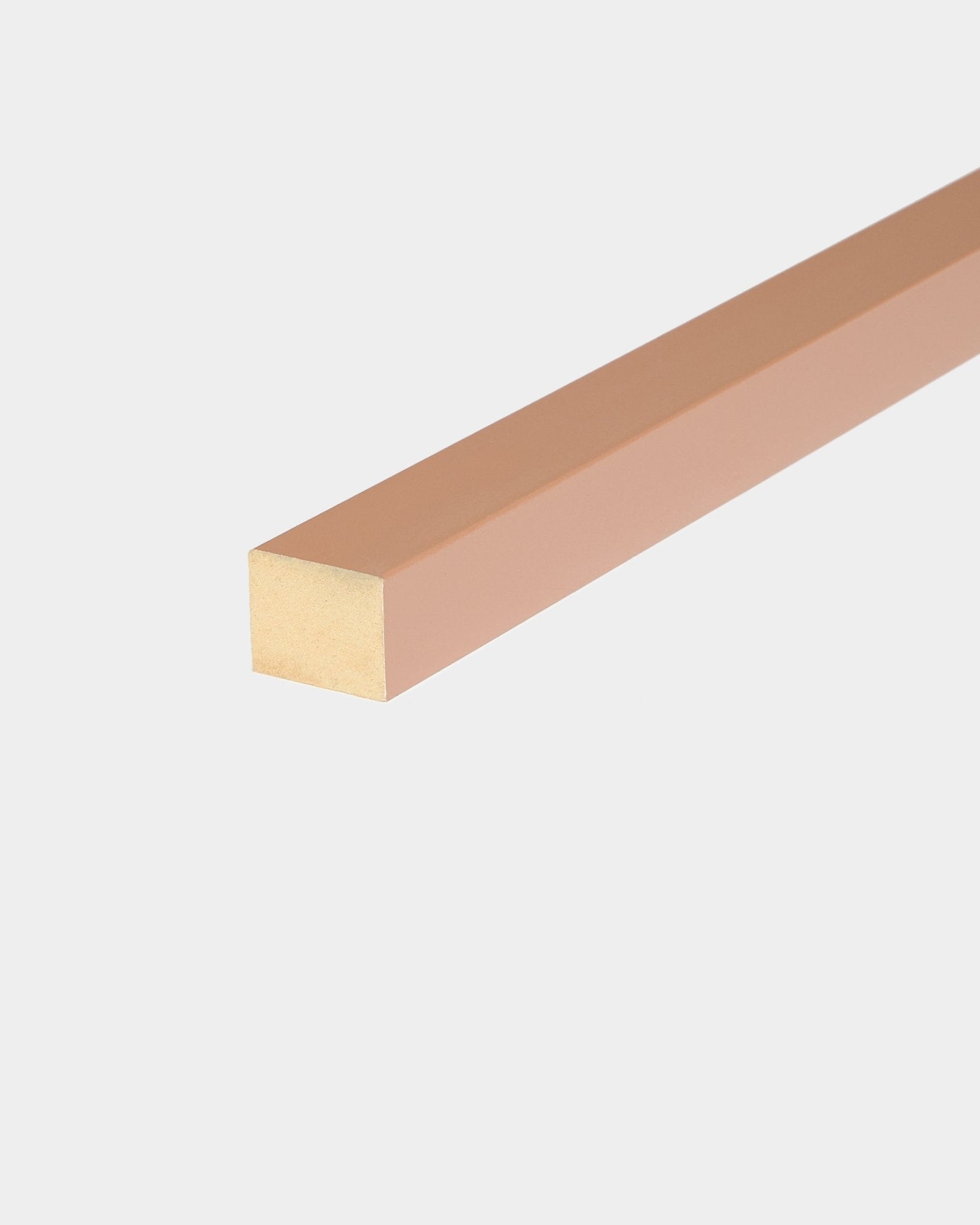Lamela final WoodUpp com acabamento Clay, 2,2 cm de largura, para usar com os painéis acústicos Akupanel ou na construção de estruturas em MDF; faz parte da gama nórdica de madeira acústica.