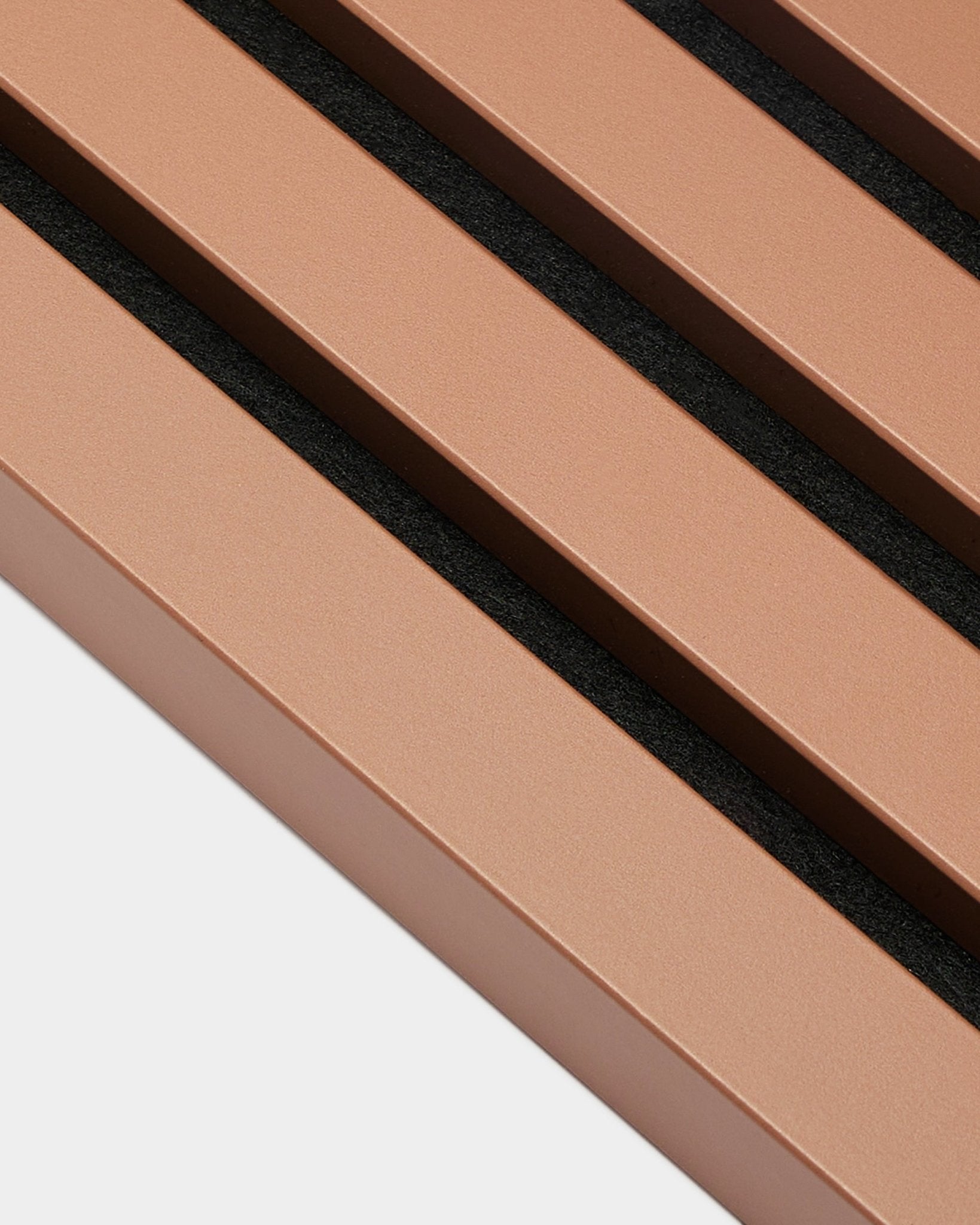 Lamela final WoodUpp Akupanel em Clay, 2,2 cm de espessura, com ripas metálicas em bronze e espaçamentos black, concebida para instalação na parede com Painel acústico ou Akupanel.