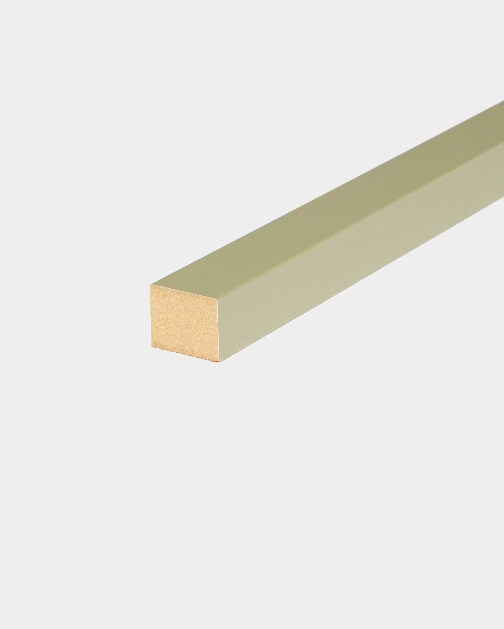 Lamela terminal WoodUpp em Moss, 2,2 cm: cavilha comprida com acabamento verde e extremidades de madeira à vista, concebida para instalação em Akupanel Painel acústico ou estrutura em MDF.