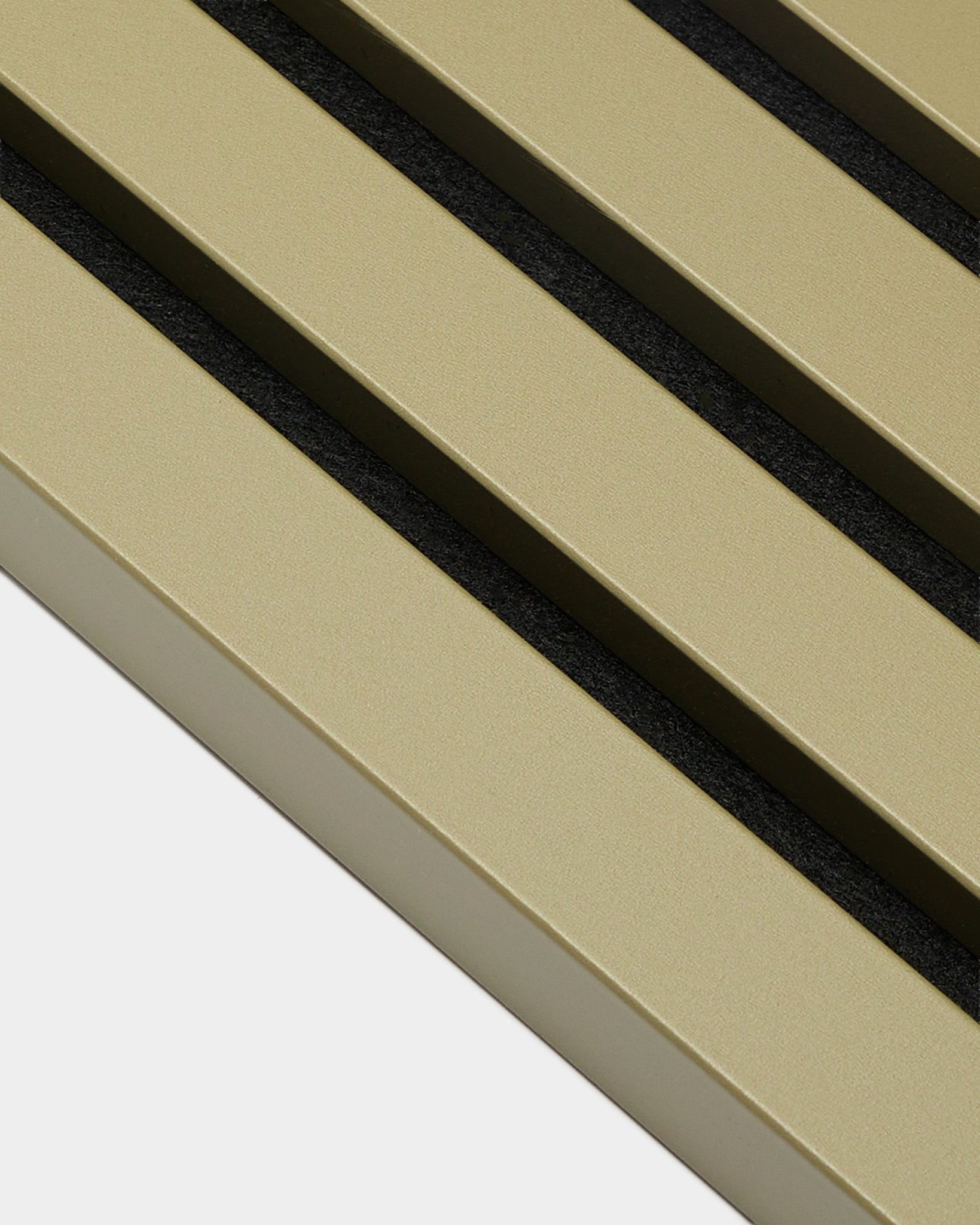 Pormenor da lamela terminal WoodUpp Akupanel em Moss, 2,2 cm: Painel acústico metálico dourado com três ranhuras black diagonais paralelas.