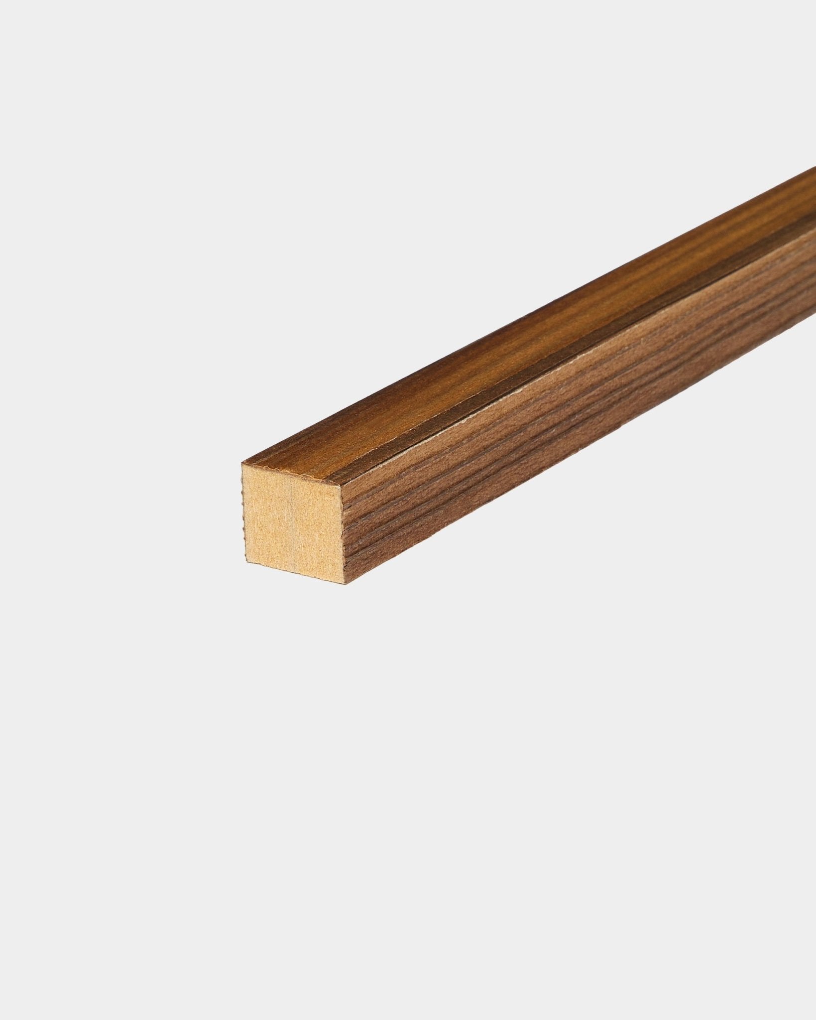 Lamela de Extremidade WoodUpp em Larício Fumado Rústico, com 2,2 cm de espessura, concebida como acessório para os painéis acústicos Akupanel, apresentada sobre um fundo branco liso.