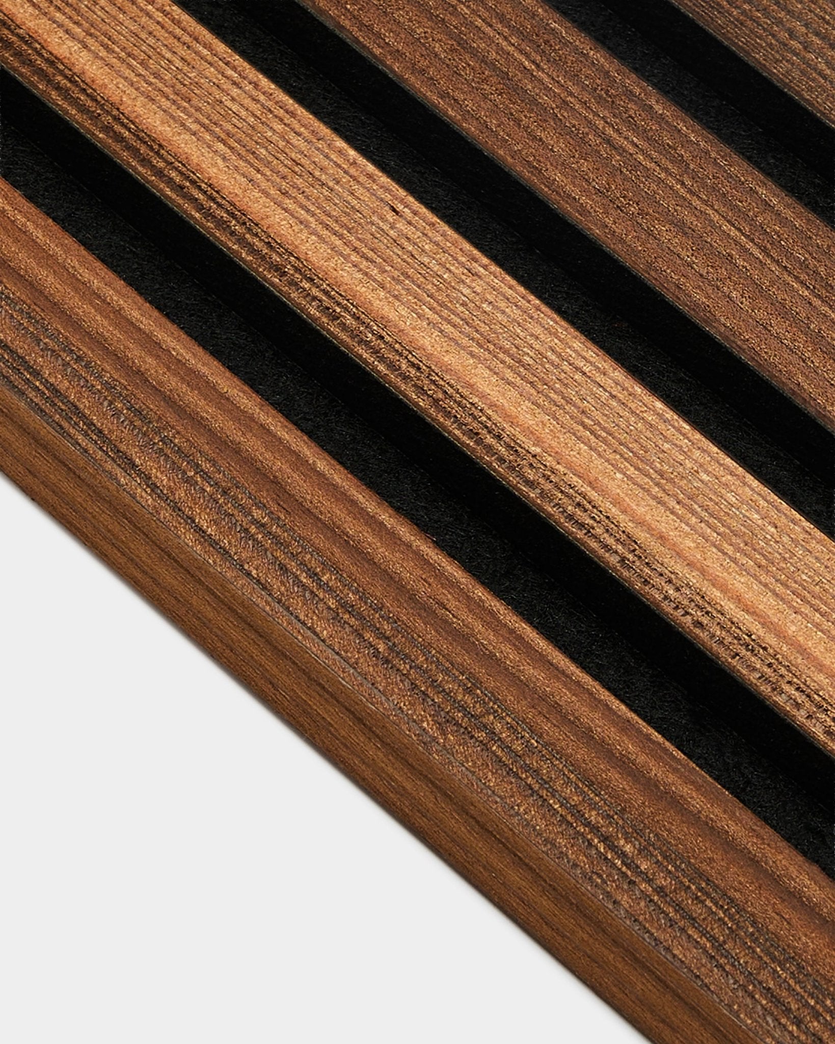 Grande plano da Lamela de Extremidade WoodUpp em Larício Fumado Rústico (2,2 cm), concebida para instalação Akupanel Painel acústico; veios naturais e acabamento fumado em destaque.
