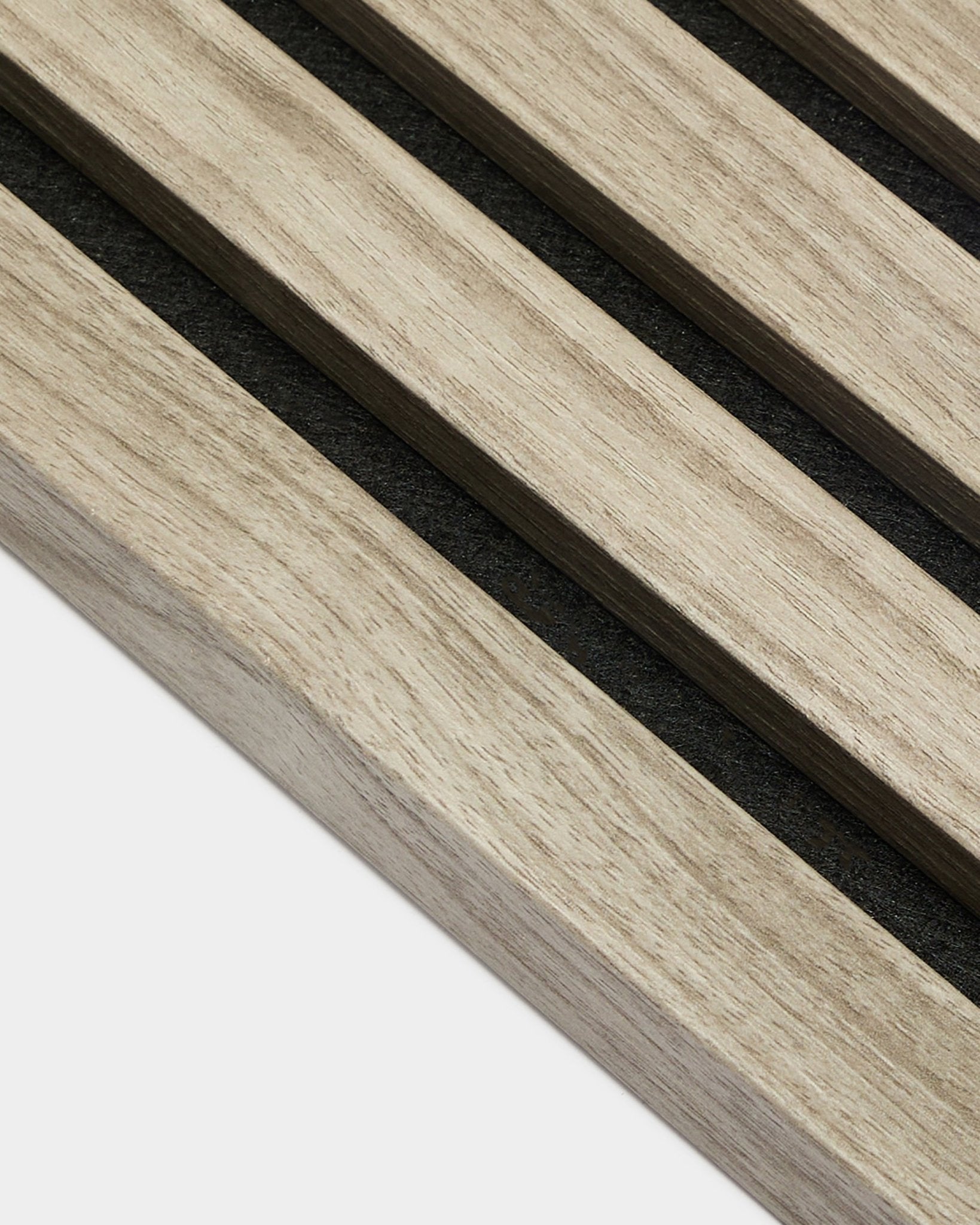 Grande plano da lamela de extremidade WoodUpp Akupanel em carvalho envelhecido, 2,2 cm — ripas acústicas em carvalho nórdico claro com suporte em feltro black, sobre um fundo branco.