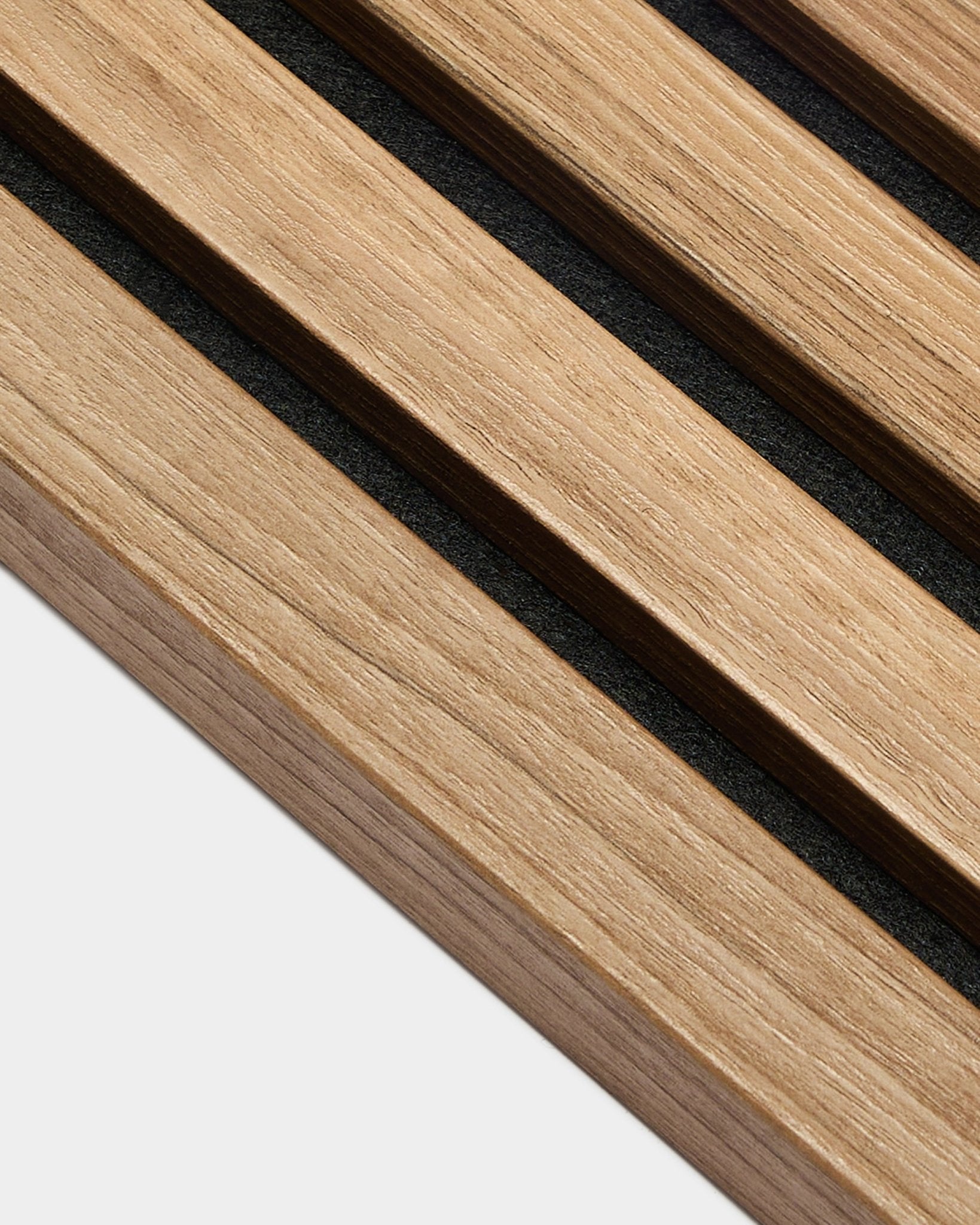 Grande plano da Lamela de Extremidade WoodUpp em Nogueira Inglesa, com 2,2 cm de espessura, concebida para instalações Akupanel Painel acústico ou como componente de uma parede de destaque.