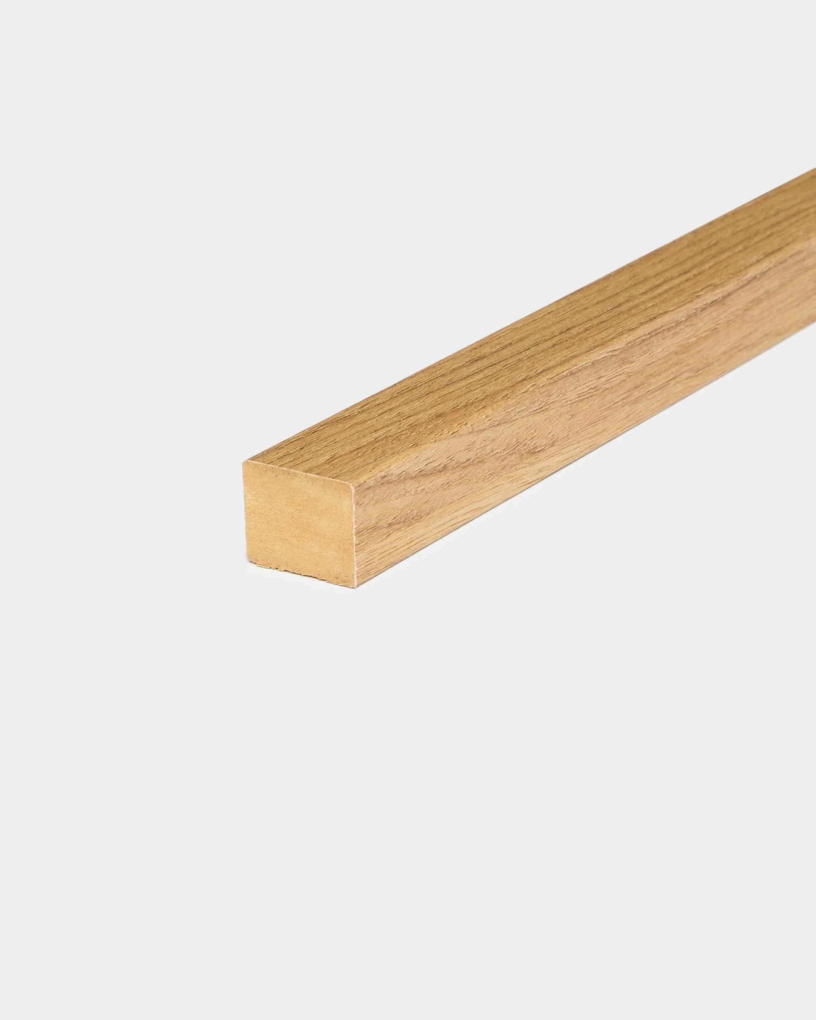 Lamela terminal em Carvalho Inglês com acabamento liso, 2,2 cm de espessura, concebida como acessório de instalação para os painéis acústicos de madeira WoodUpp Akupanel e paredes de painéis.