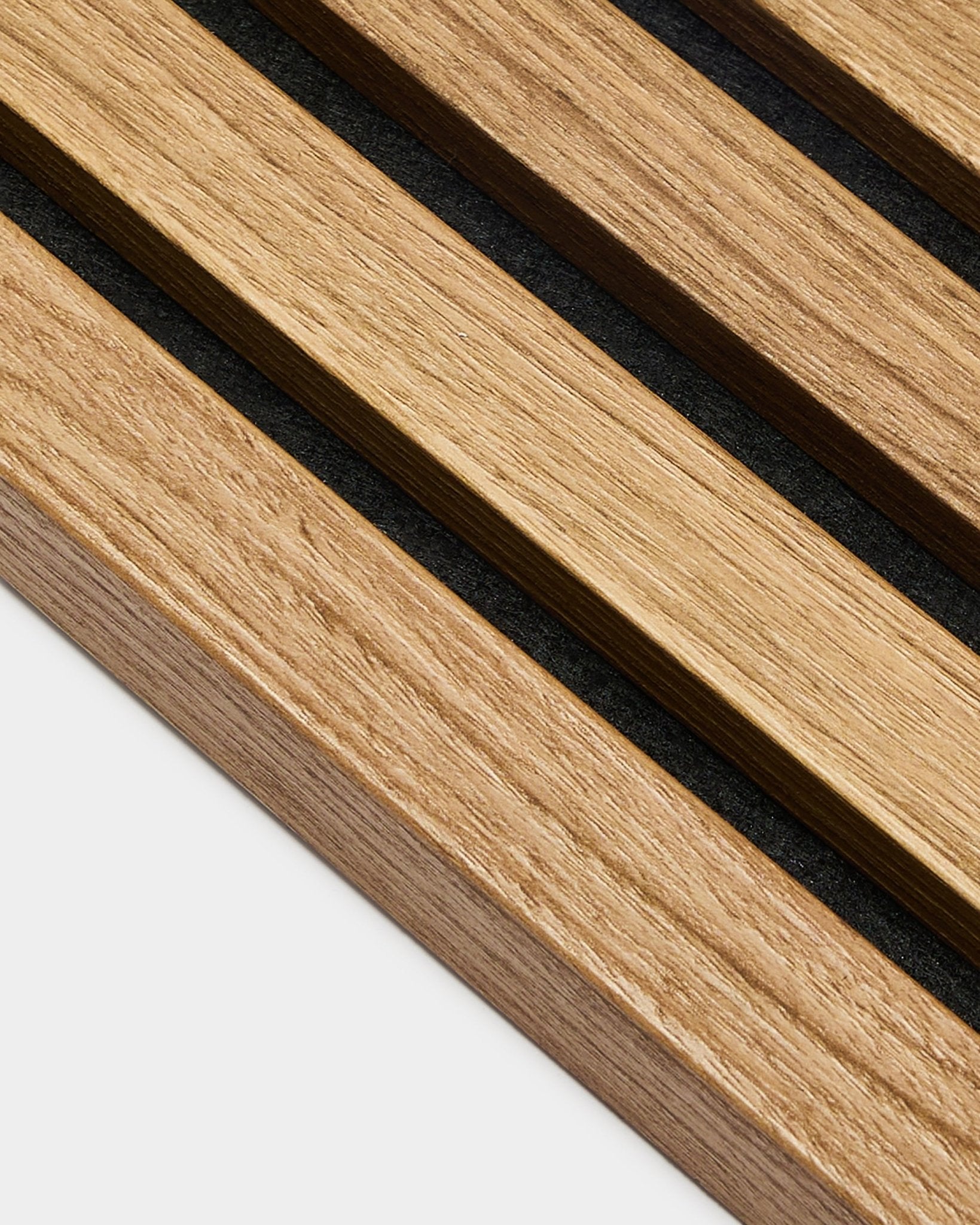 Vista de perto de WoodUpp Akupanel Painel acústico: ripas paralelas de lamela terminal em Carvalho Inglês, com 2,2 cm de largura, montadas numa estrutura de MDF para um visual nórdico minimalista.