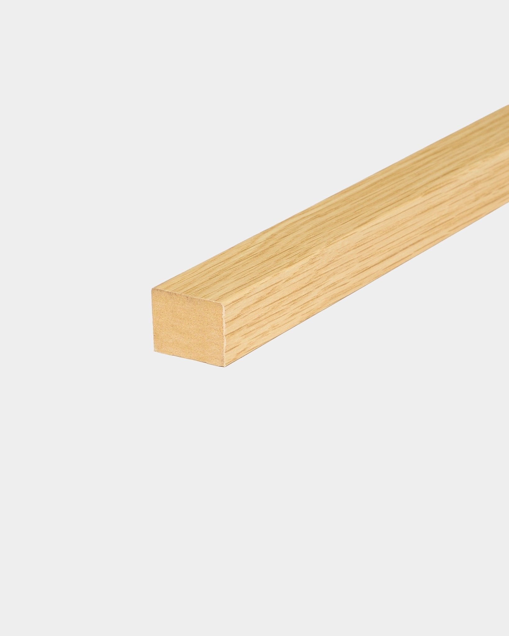Lamela final WoodUpp em carvalho Southern Oak, com 2,2 cm de espessura, concebida para instalação em estrutura de MDF, apresentada sobre um fundo branco liso.