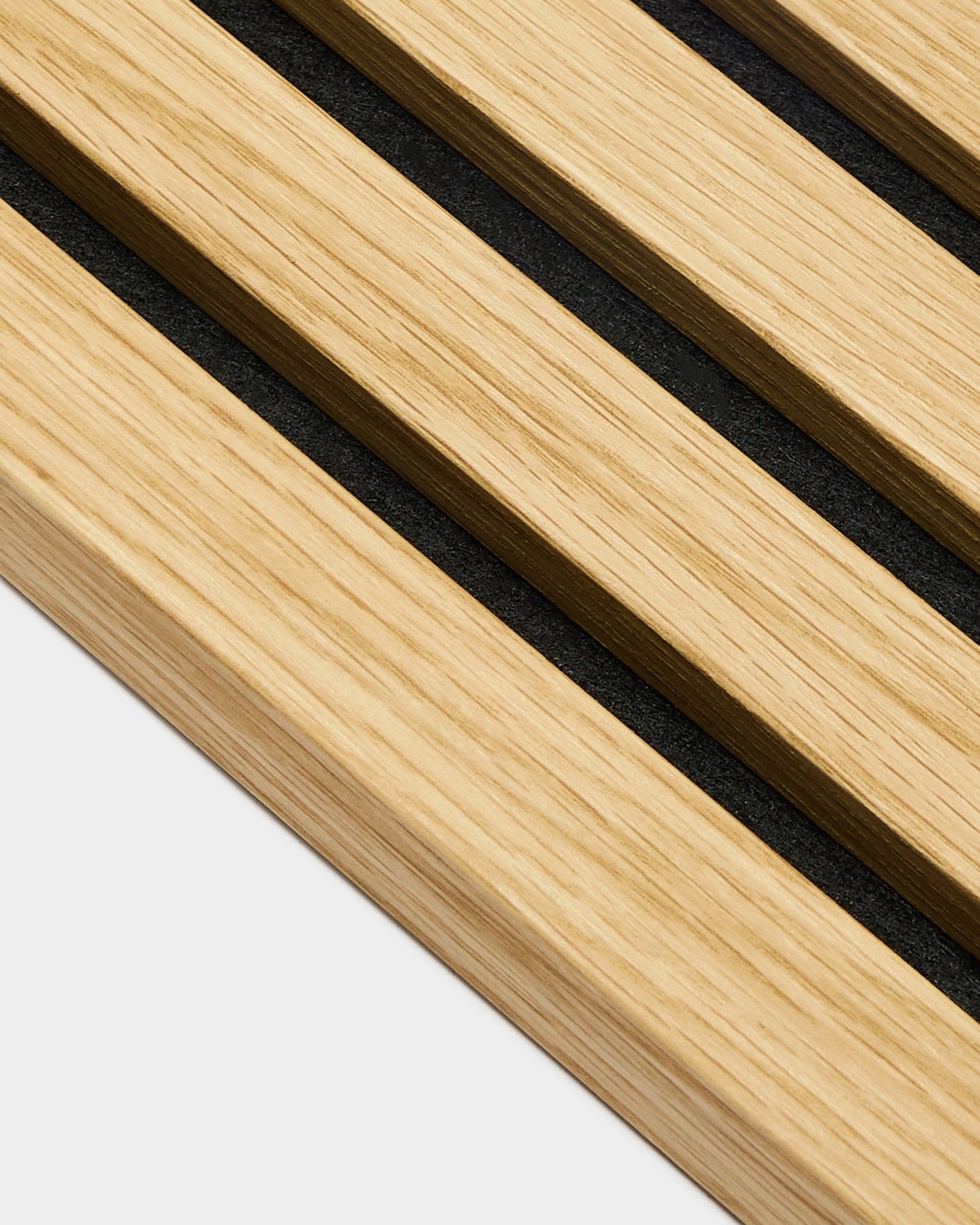 Grande plano da lamela final WoodUpp Akupanel em carvalho Southern Oak, com ripas de 2,2 cm de largura e intervalos de black, dispostas na diagonal sobre um fundo grey claro.