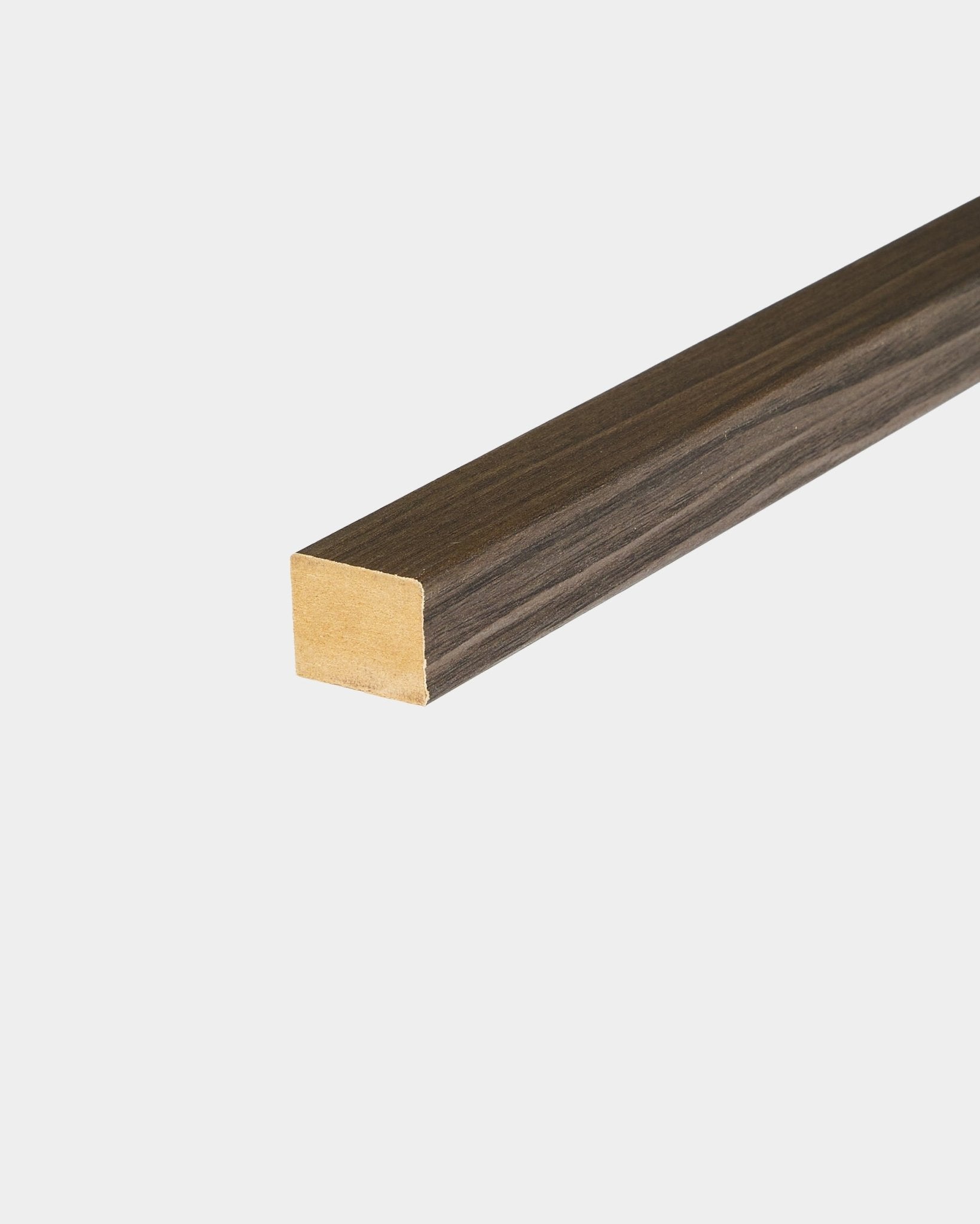 Lamela final WoodUpp em Black Oak, 2,2 cm, pensada para o acabamento das extremidades de Painel acústico Akupanel ou para detalhes em moldura MDF em interiores de inspiração nórdica.