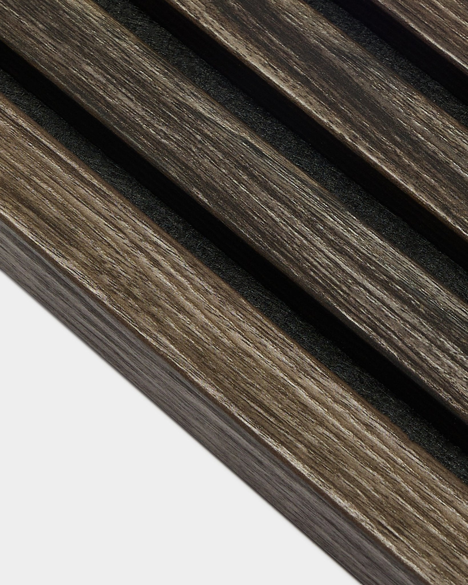 Grande plano de ripas Painel acústico em carvalho escuro com espaços black, mostrando a textura e o detalhe da Lamela final Akupanel da WoodUpp, com 2,2 cm de espessura.