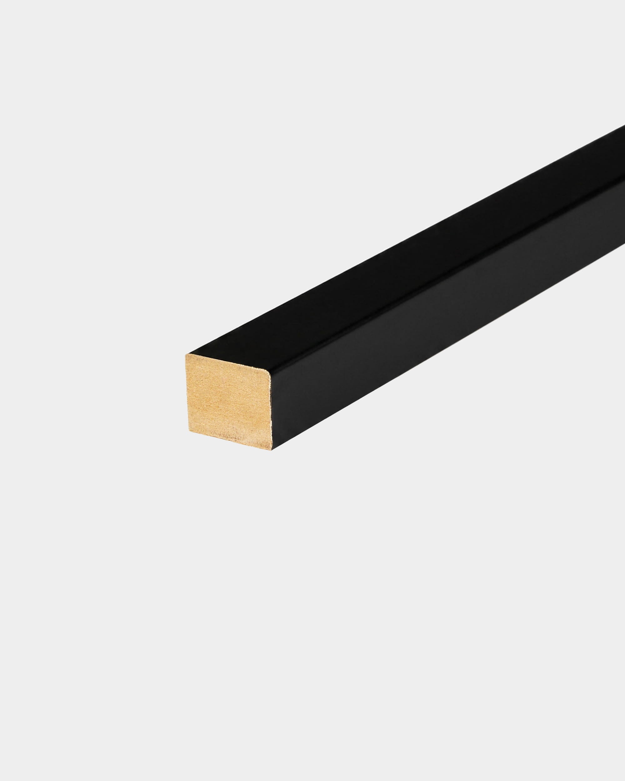 Lâmina de extremidade WoodUpp com revestimento preto, 240 x 2,2 cm, com extremidade dourada para instalação em Akupanel, exibida sobre um fundo branco.