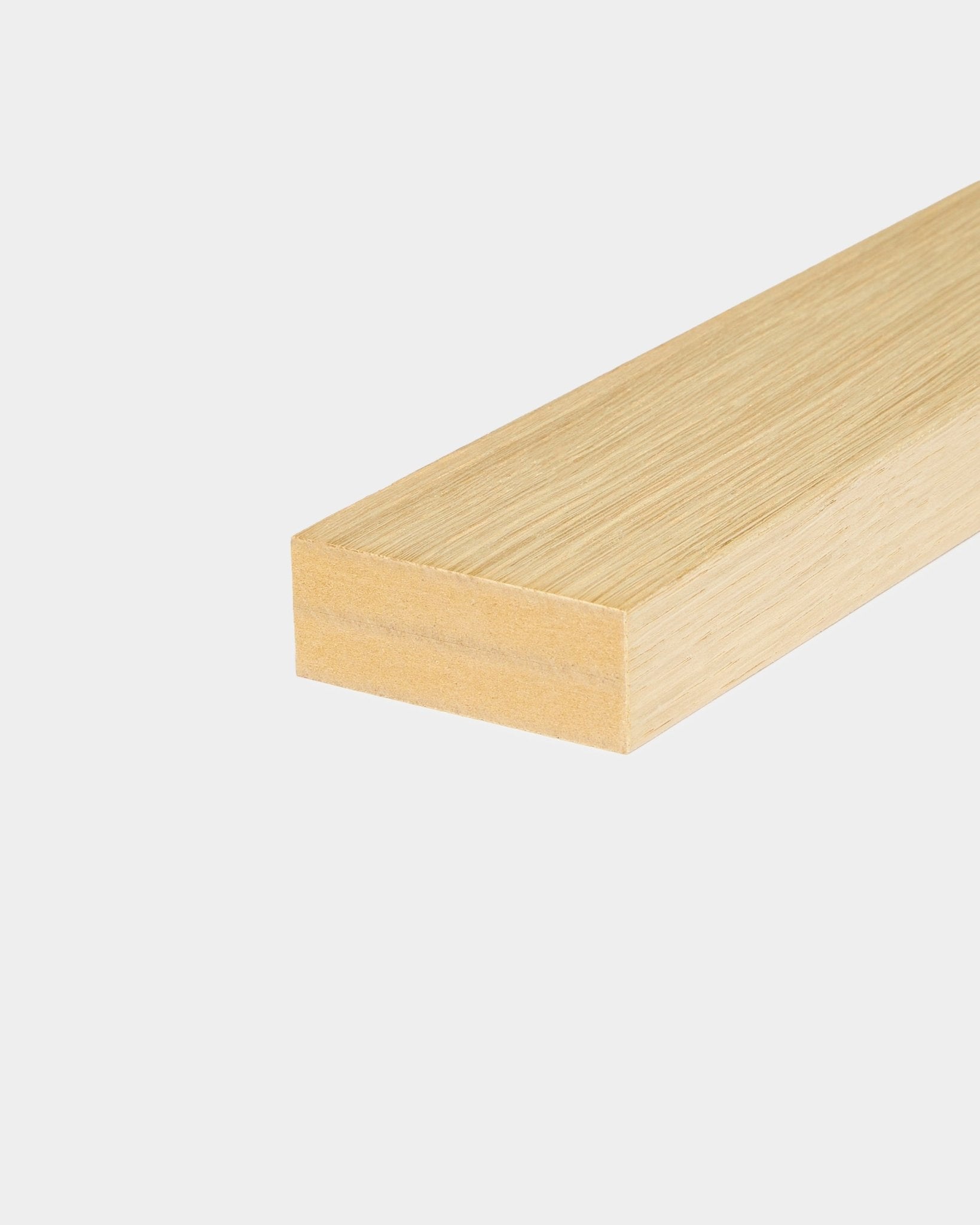 Ripa final WoodUpp End Lamella Classic Oak (6,7 cm), concebida para instalações Akupanel Painel acústico, apresentada sobre um fundo branco simples.