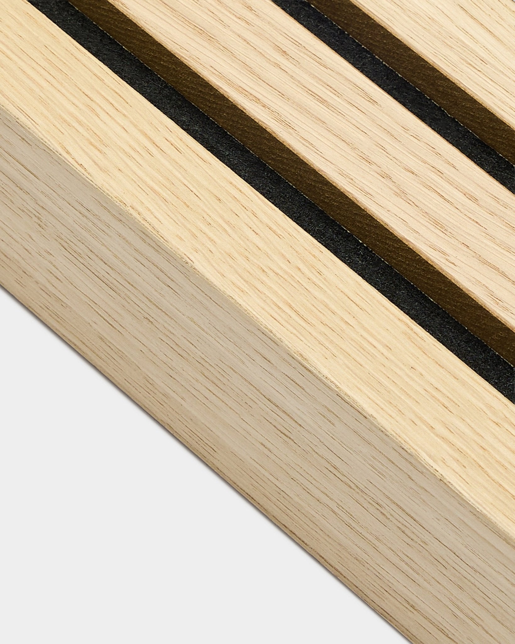 Close-up detalhado de uma ripa final WoodUpp Classic Oak End, com 6,7 cm de largura, concebida para instalação Akupanel Painel acústico ou integração com uma estrutura em MDF.