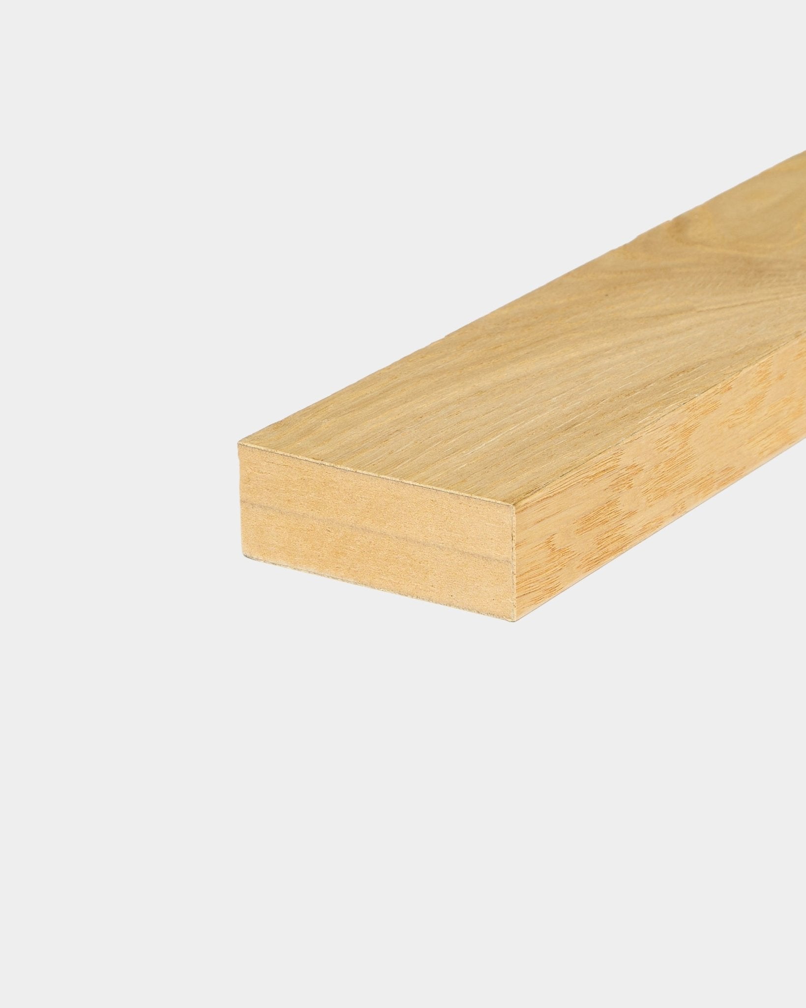 Lamela de extremidade WoodUpp em Rustic Natural Oak (6,7 cm), adequada para instalações de painel acústico em madeira Akupanel ou estrutura em MDF, apresentada sobre um fundo branco liso.