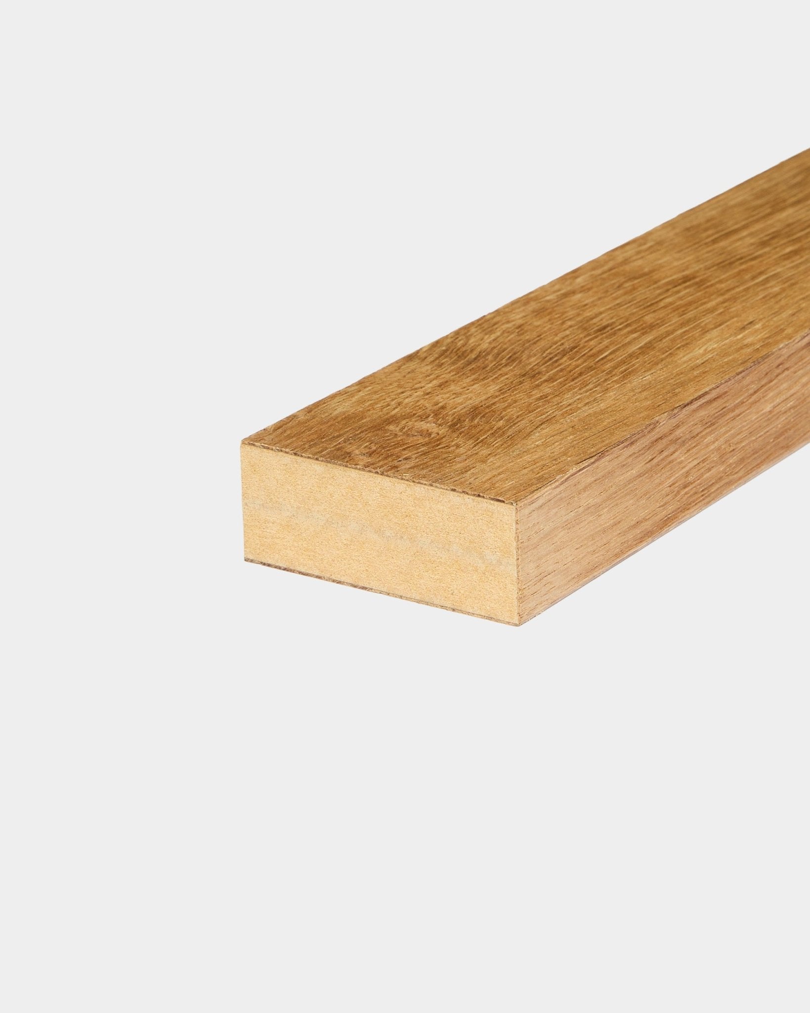 Lamela terminal WoodUpp em carvalho Rustic Brown, com 6,7 cm de largura, concebida para instalação em estrutura de Akupanel Painel acústico ou MDF, apresentada sobre um fundo branco simples.