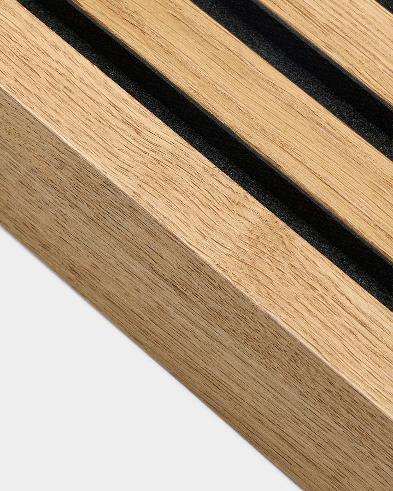 Vista aproximada da WoodUpp Akupanel Painel acústico em carvalho Rustic Brown, lamela terminal com 6,7 cm de largura, com ranhuras paralelas black e veio de madeira texturado.