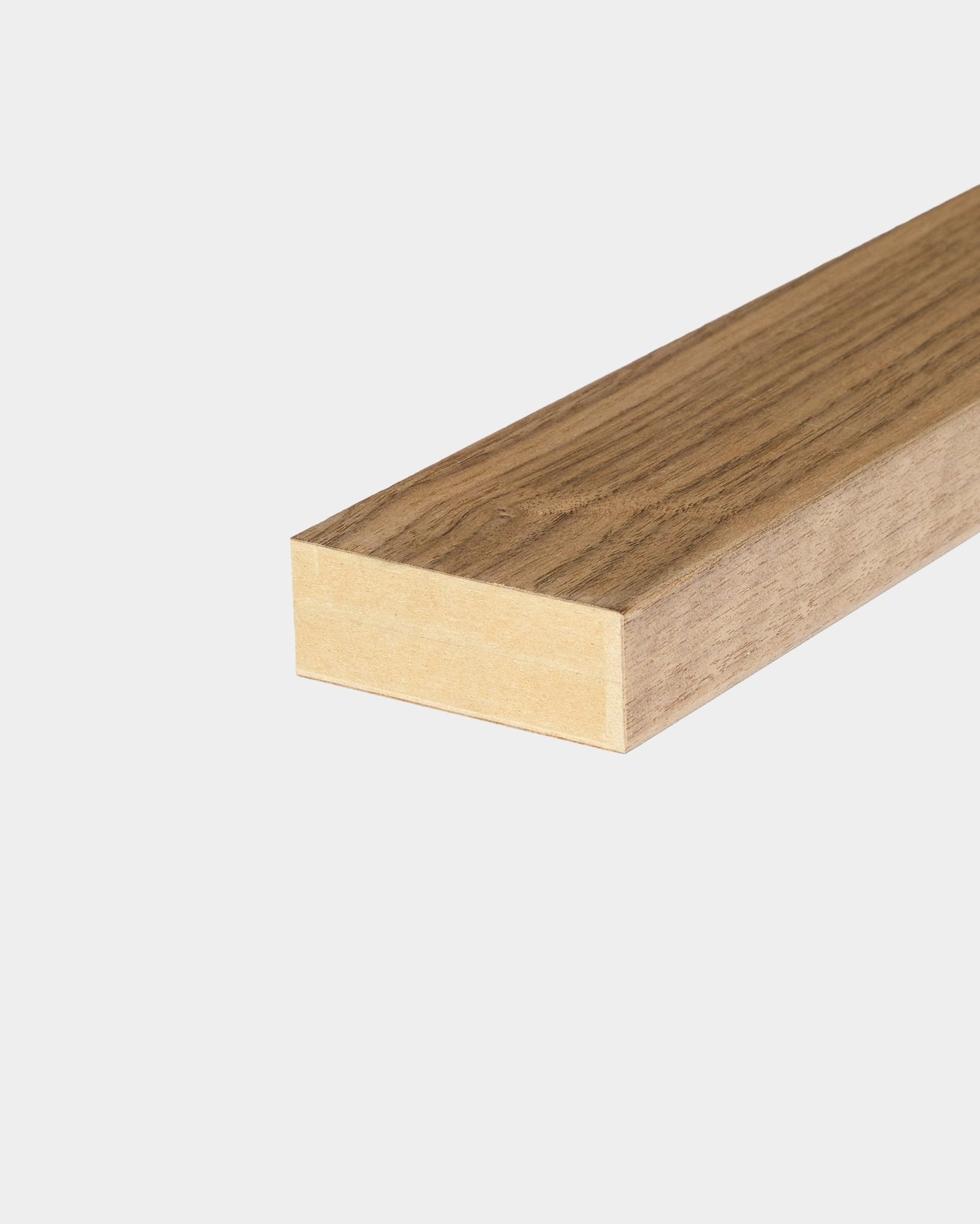 Lamela terminal WoodUpp Walnut End, 6,7 cm, concebida para o acabamento das extremidades de Akupanel Painel acústico ou para integração em molduras de MDF.