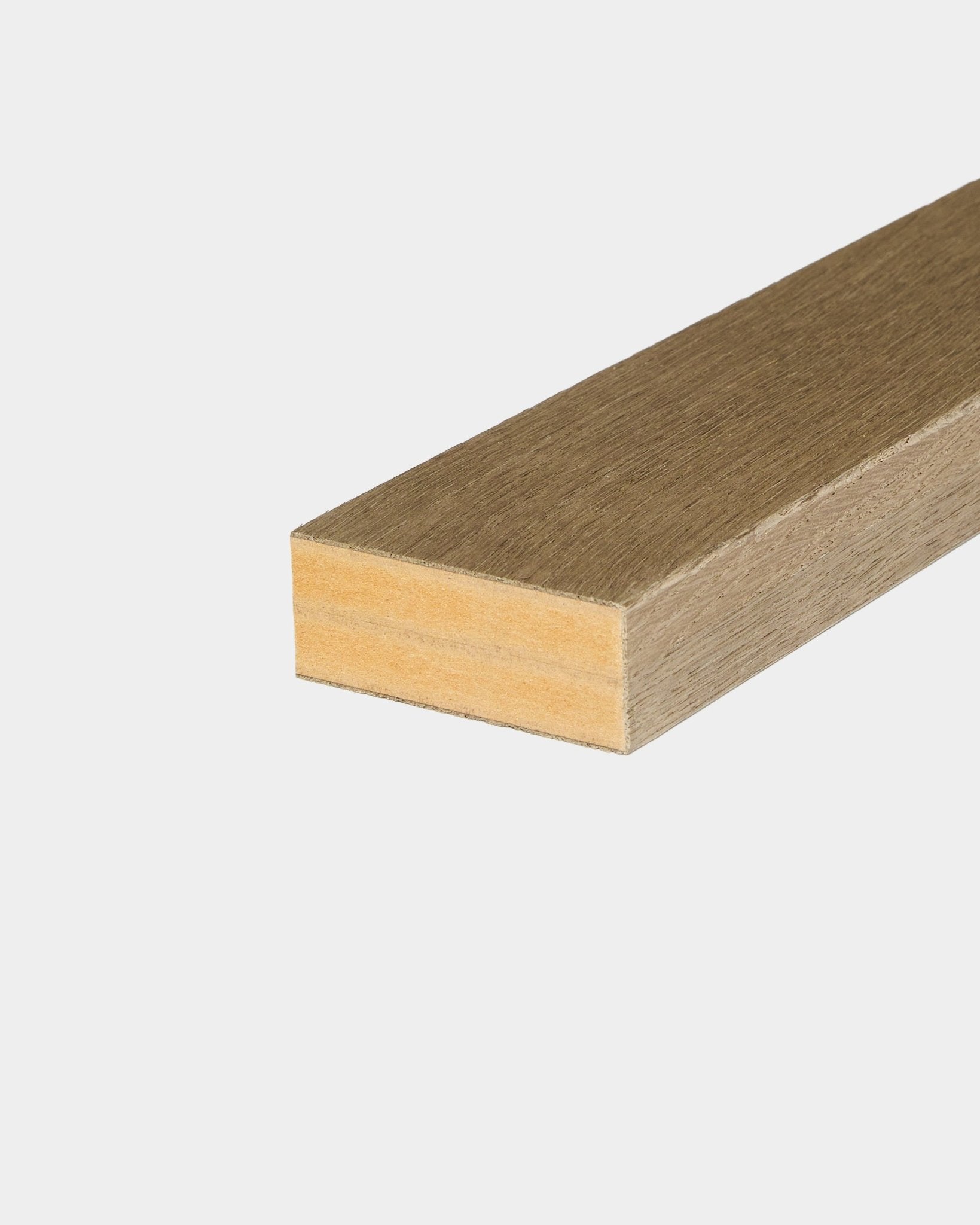 Lamela de extremidade WoodUpp em rustic grey oak, com 6,7 cm de largura, criada como peça de acabamento para painéis acústicos de madeira Akupanel ou instalações de paredes com painéis.