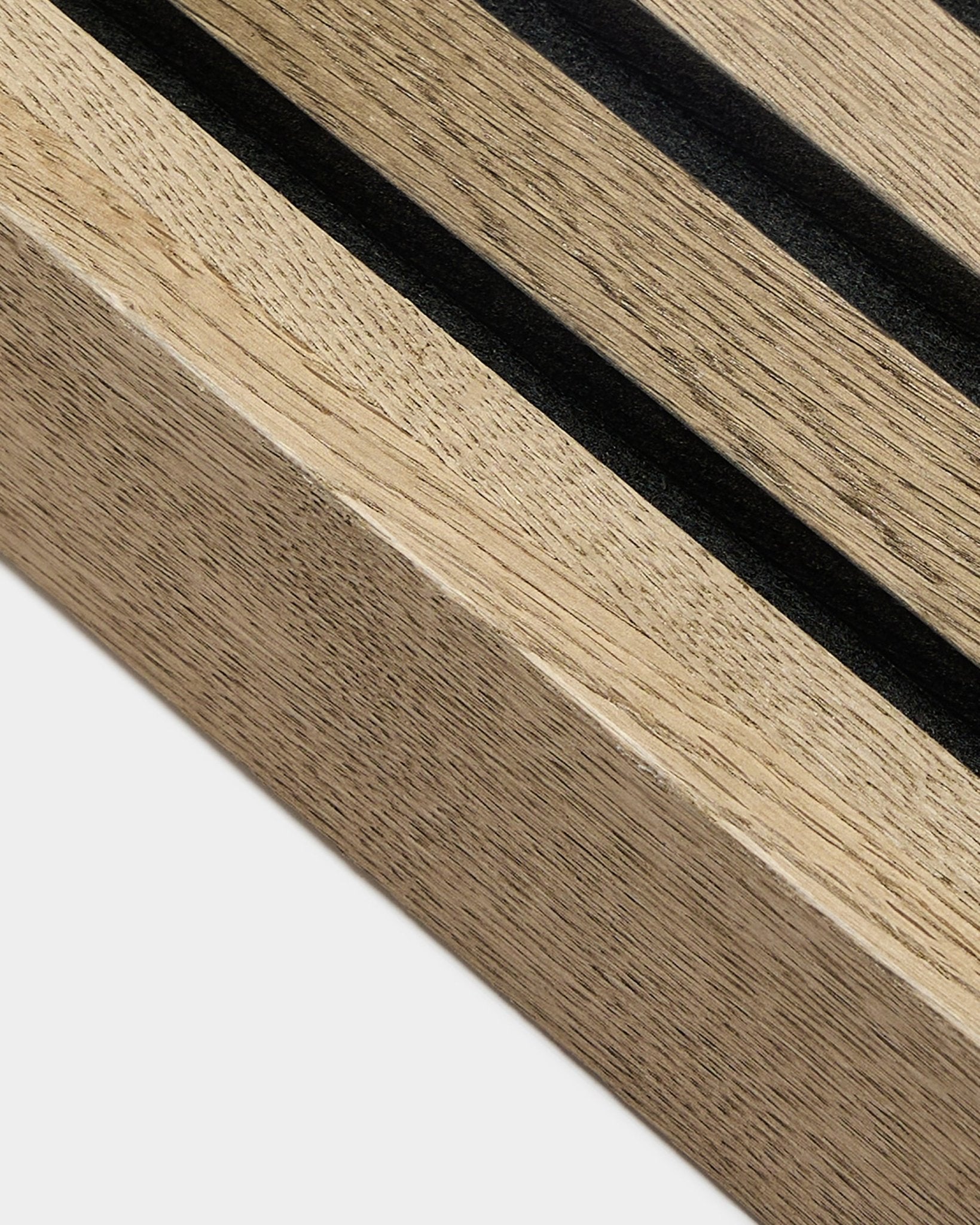 Pormenor do acessório WoodUpp Akupanel: lamela de extremidade em Rustic Grey Oak (6,7 cm), com ranhuras estreitas escuras ao longo do veio claro da madeira nórdica e superfície texturada.