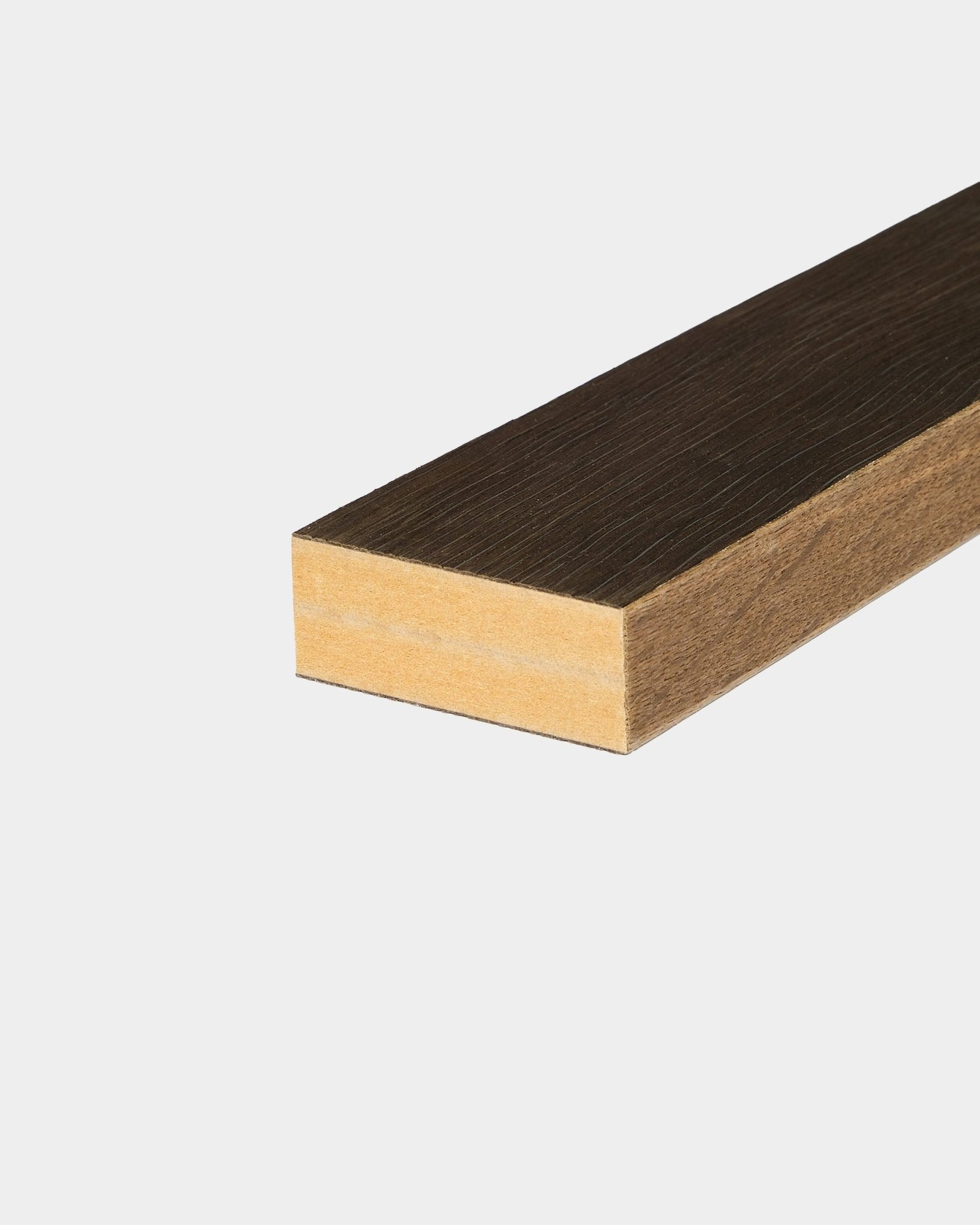 Lamela final WoodUpp em Rustic Smoked Oak (6,7 cm), concebida para instalações Nordic Akupanel Painel acústico, apresentada sobre fundo branco.