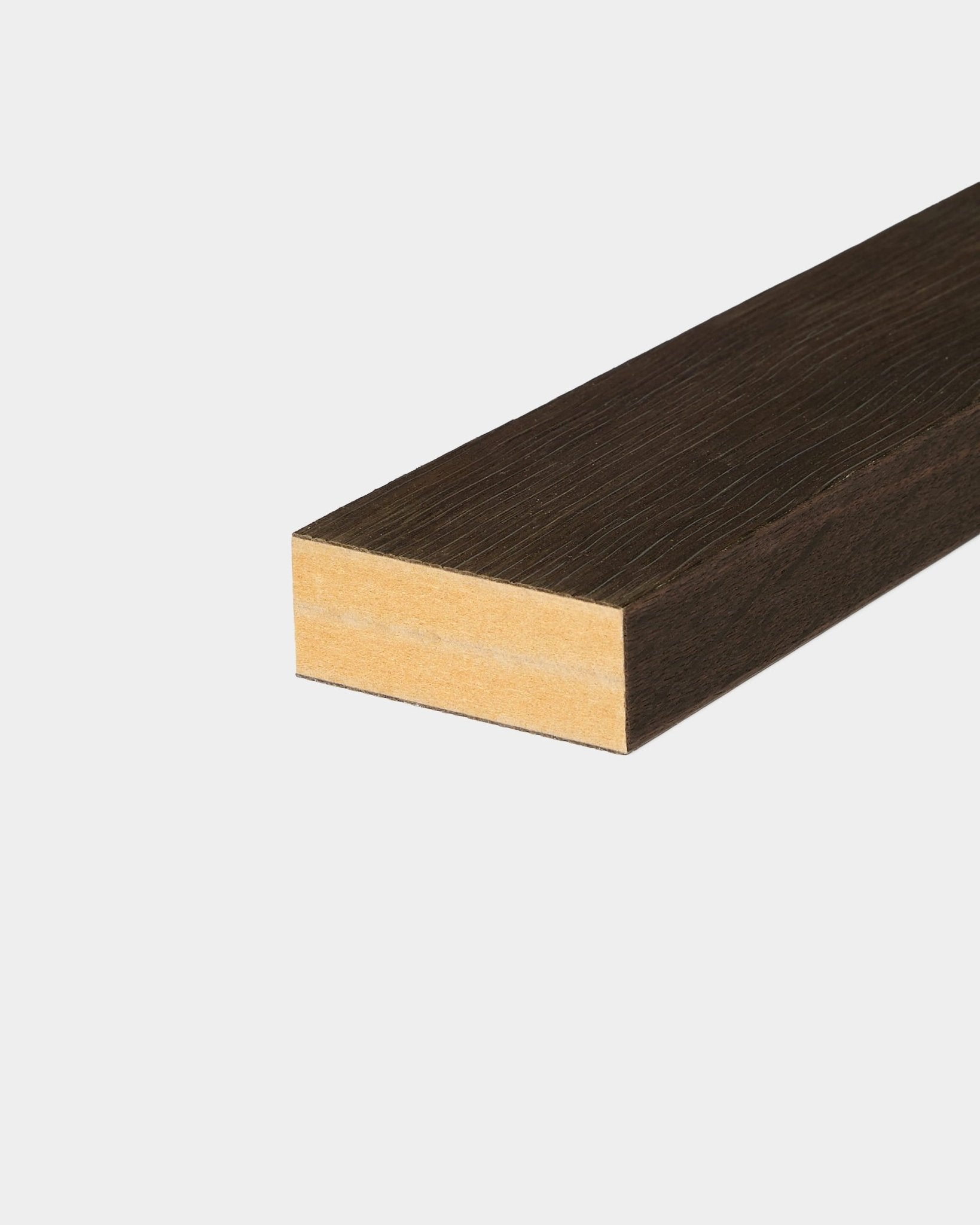 Lâmina de extremidade WoodUpp Akupanel: lâmina acústica retangular de madeira com laterais marrom-escuras e extremidade com acabamento natural de corte de madeira sobre um fundo branco liso.