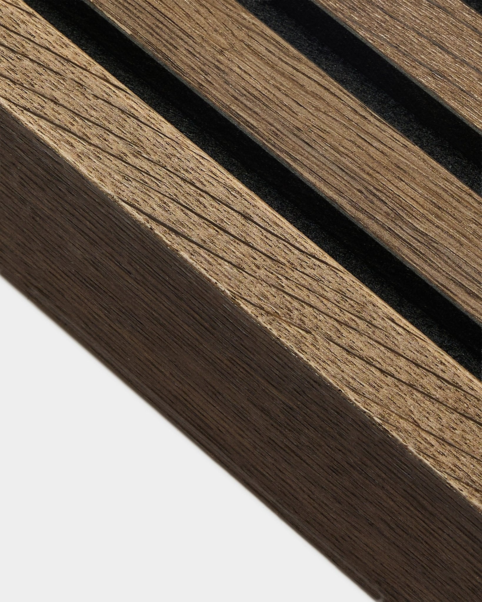 Grande plano da lamela final WoodUpp em Rustic Smoked Oak, 6,7 cm — ripas angulares com veio da madeira visível, concebida para instalação Painel acústico ou Akupanel.
