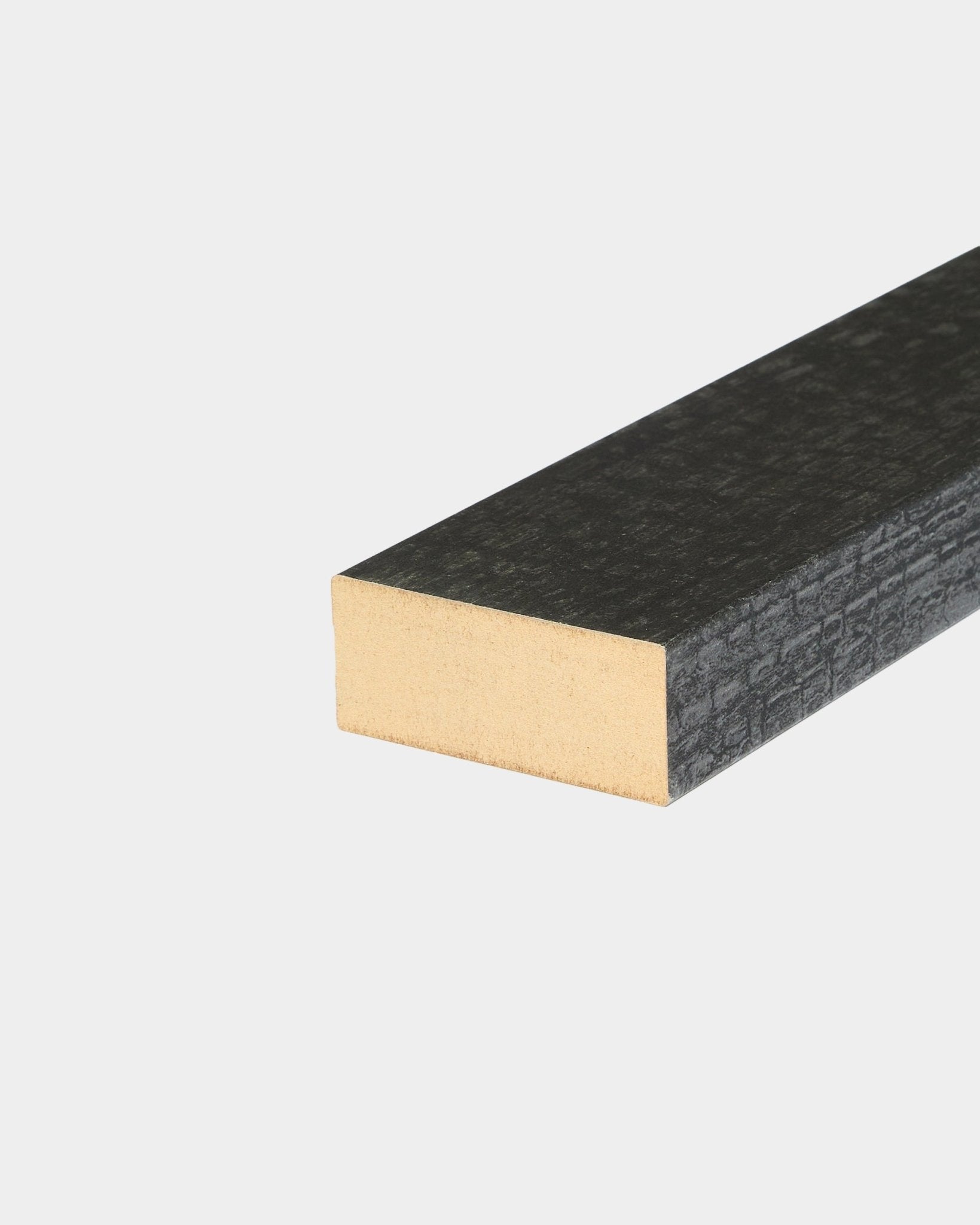 Imagem aproximada do acessório WoodUpp Akupanel: lamela de extremidade em Charcoal, 6,7 cm, com superfície de madeira black texturada e topo da madeira exposto sobre fundo branco.