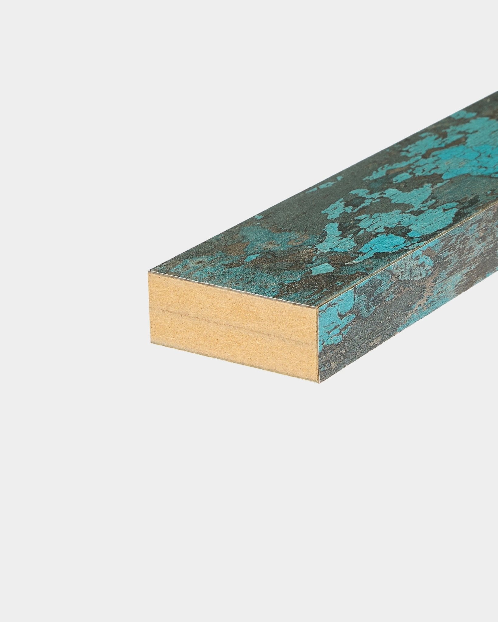 Vista aproximada do acessório WoodUpp Akupanel: lamela final em Oxide Blue, com 6,7 cm de largura, concebida para instalações Painel acústico ou Akupanel sobre fundo branco.