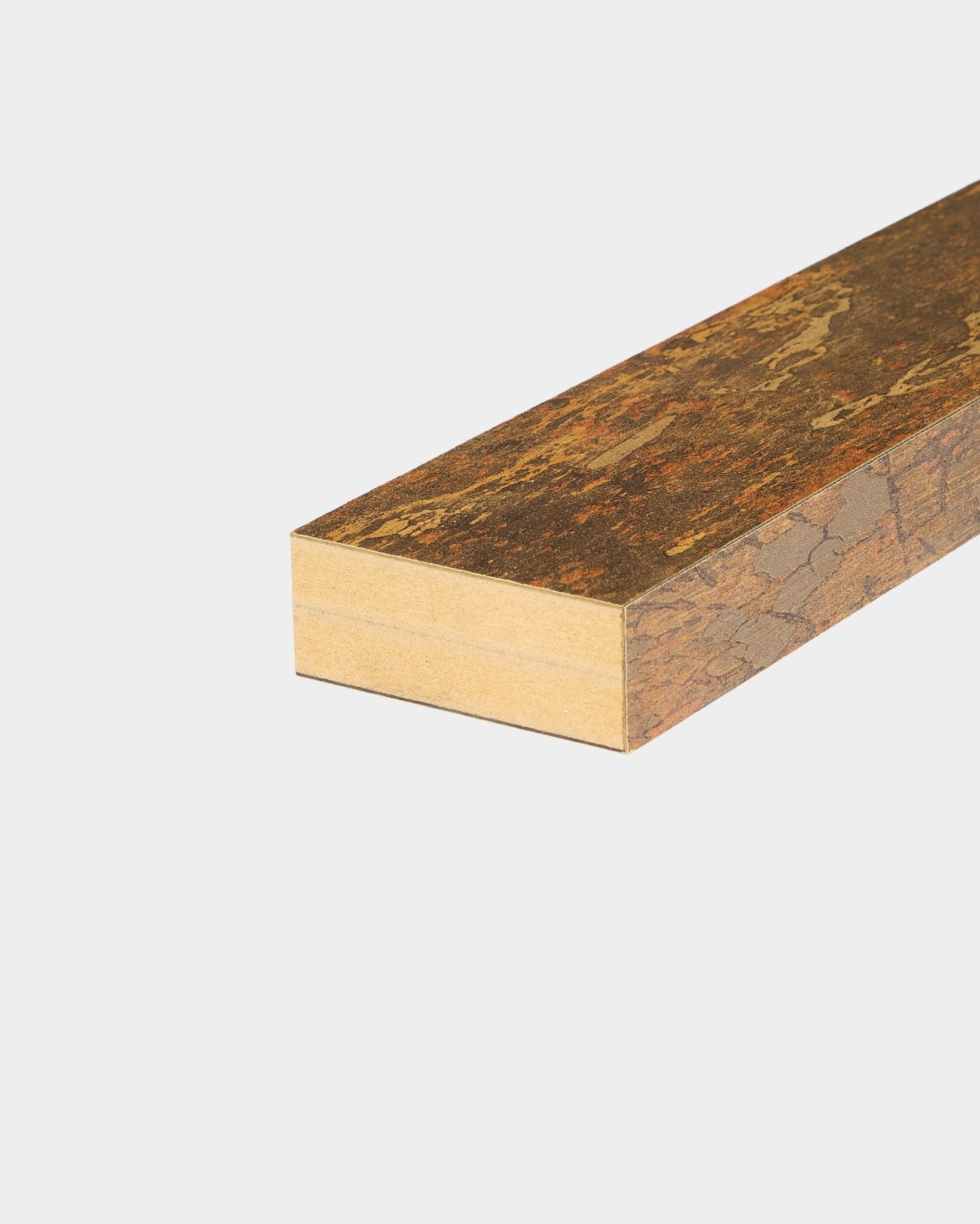 Lamela terminal WoodUpp Akupanel com acabamento Oxide Copper, 6,7 cm de largura, concebida para uma instalação sem falhas em Painel acústico ou em parede ripada, em qualquer superfície.