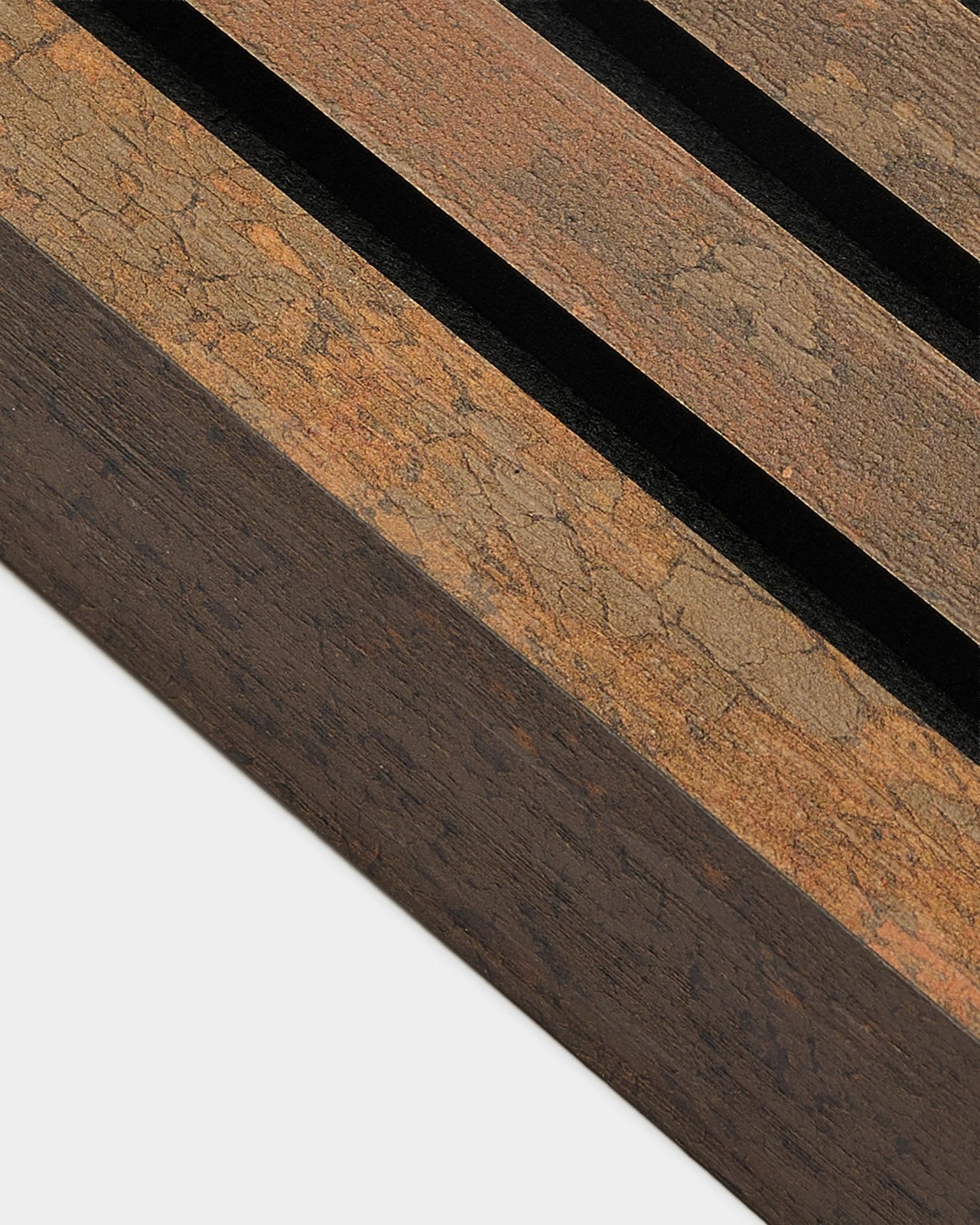 Vista aproximada da lamela terminal WoodUpp Akupanel em Oxide Copper, 6,7 cm, com estrutura em MDF com ranhuras e uma superfície texturada com aspeto envelhecido.