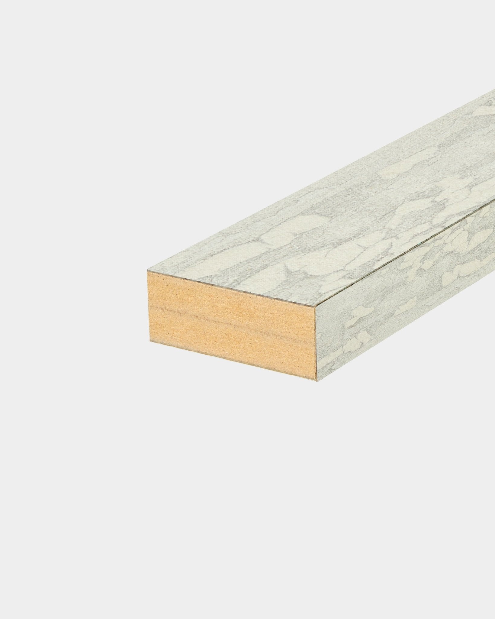 Lamela de extremidade WoodUpp Akupanel em Oxide White, com 6,7 cm de largura, acabamento texturado em cinzento-claro, pensada para instalações Painel acústico ou em painéis ripados.