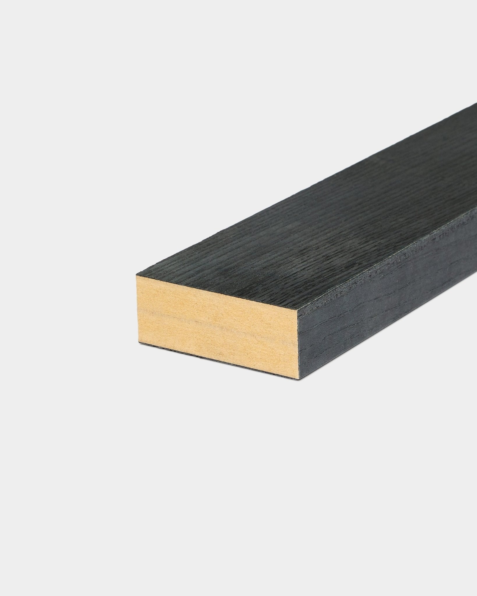 Lamela de extremidade em Freixo Black (6,7 cm), com superfície pintada em black e bordo natural wood, concebida para utilização com painéis acústicos WoodUpp Akupanel.
