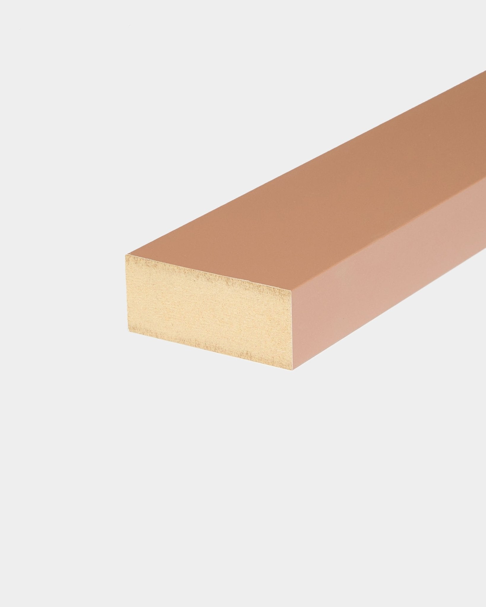 Acessório WoodUpp End Lamella Clay (6,7 cm) Painel acústico com acabamento liso, concebido para moldura em MDF ou instalação Akupanel, apresentado sobre fundo branco.