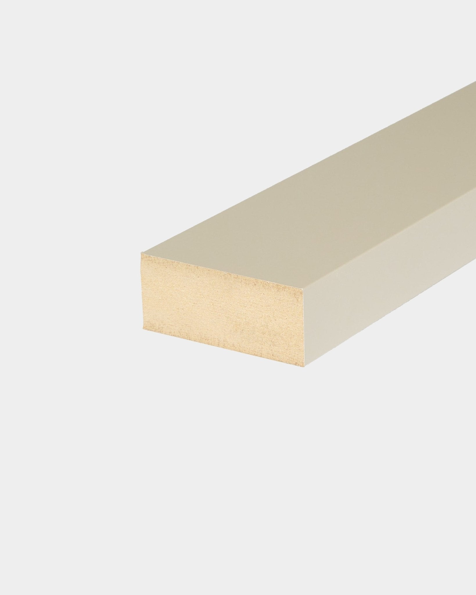 Lamela terminal WoodUpp Stone, um painel retangular de 6,7 cm beige, concebido para instalações de painéis acústicos de madeira Akupanel, apresentado sobre um fundo branco.