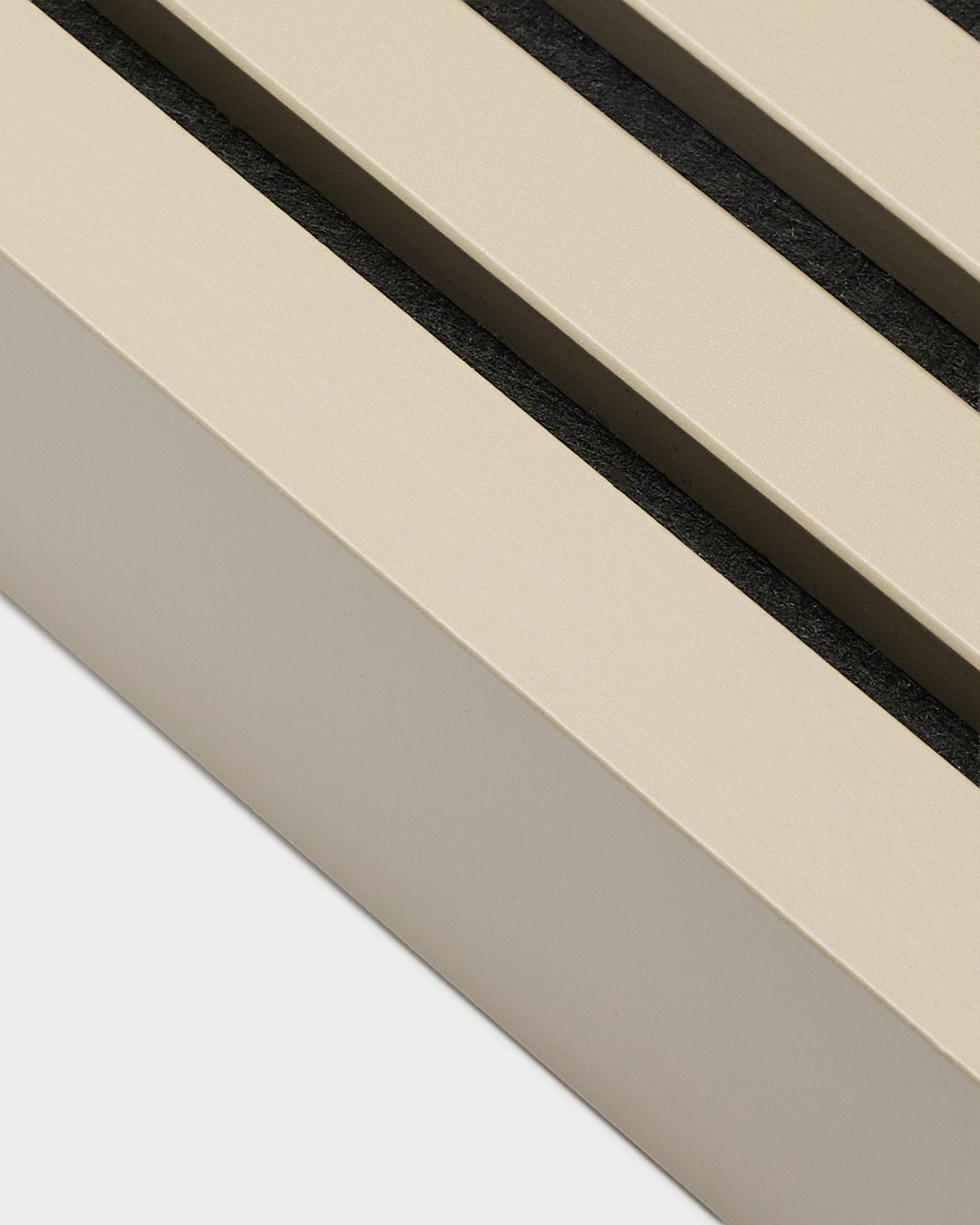 Grande plano da lamela terminal WoodUpp com acabamento Stone, 6,7 cm de largura — acessório de instalação para estruturas em MDF ou painéis acústicos Akupanel. Ripas de painel Beige com intervalos de black.