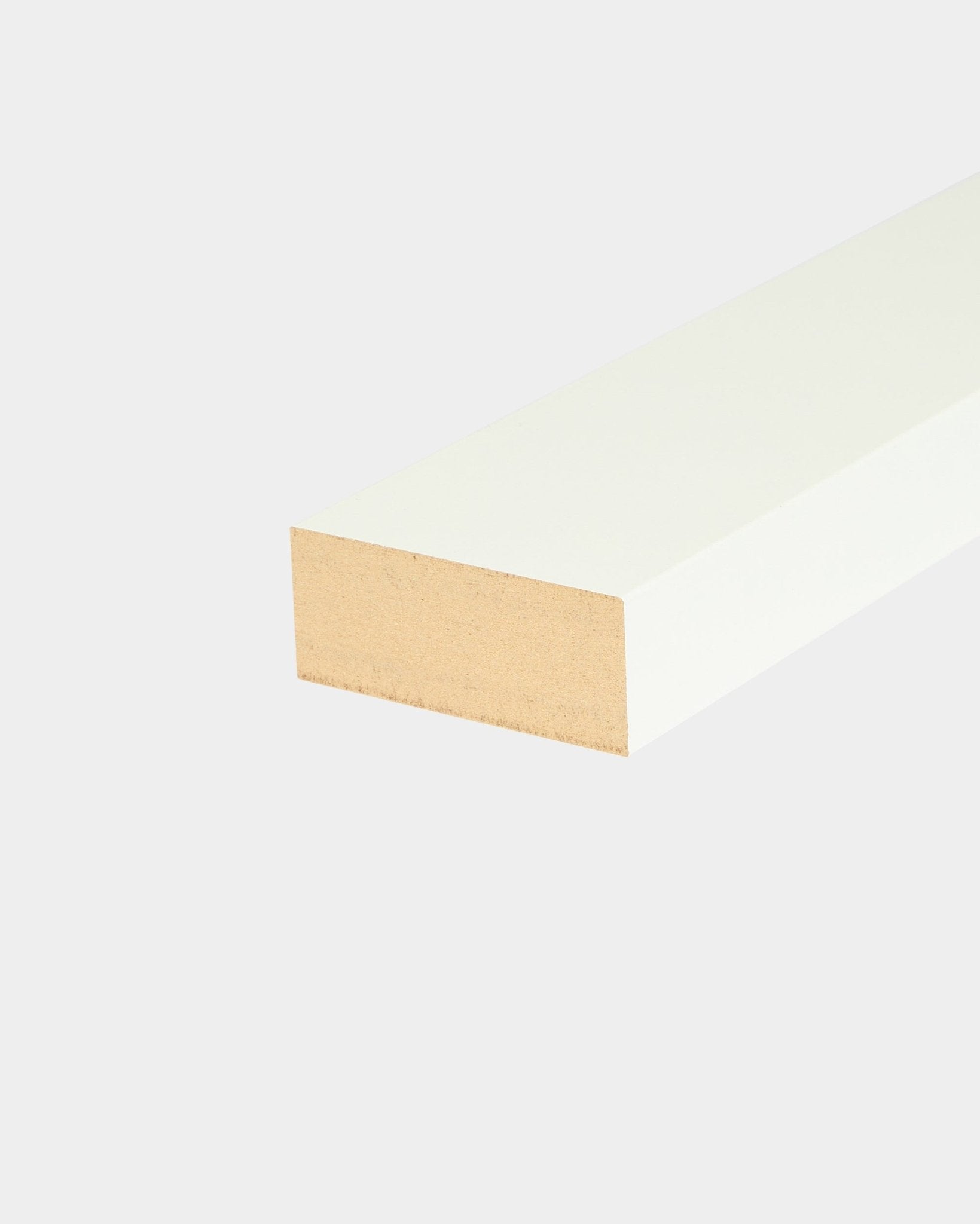 Lâmina final WoodUpp Akupanel em Snow, com 6,7 cm de largura, em madeira branca com rebordo natural, pensada para o acabamento de molduras em MDF ou instalações de parede Painel acústico.