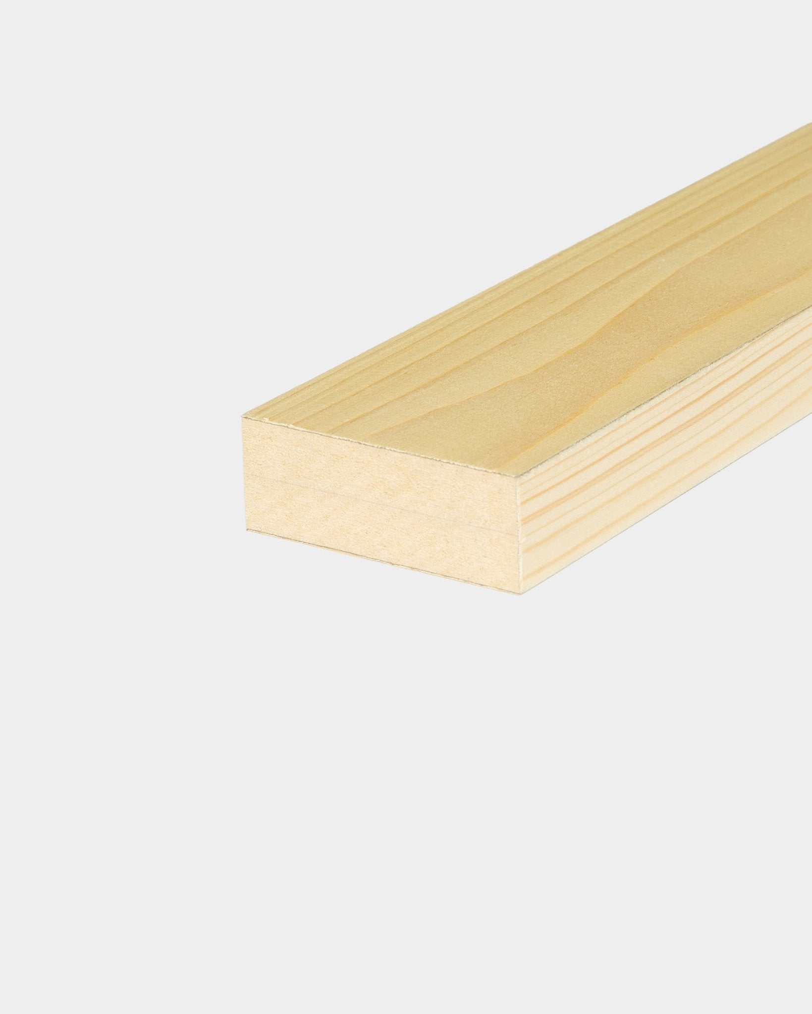 Lamela de extremidade WoodUpp / Alp, 6,7 cm: régua de madeira de tom claro com veio visível, concebida para painéis acústicos Akupanel, apresentada sobre um fundo branco liso.