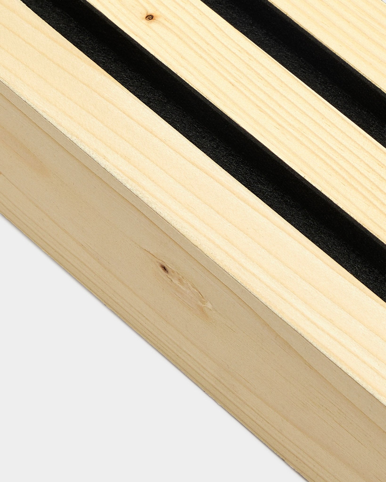Grande plano da lamela de extremidade WoodUpp com acabamento Alp, 6,7 cm de largura, mostrando o detalhe do veio da madeira; concebida para instalação na parede ou em Akupanel Nordic Painel acústico.