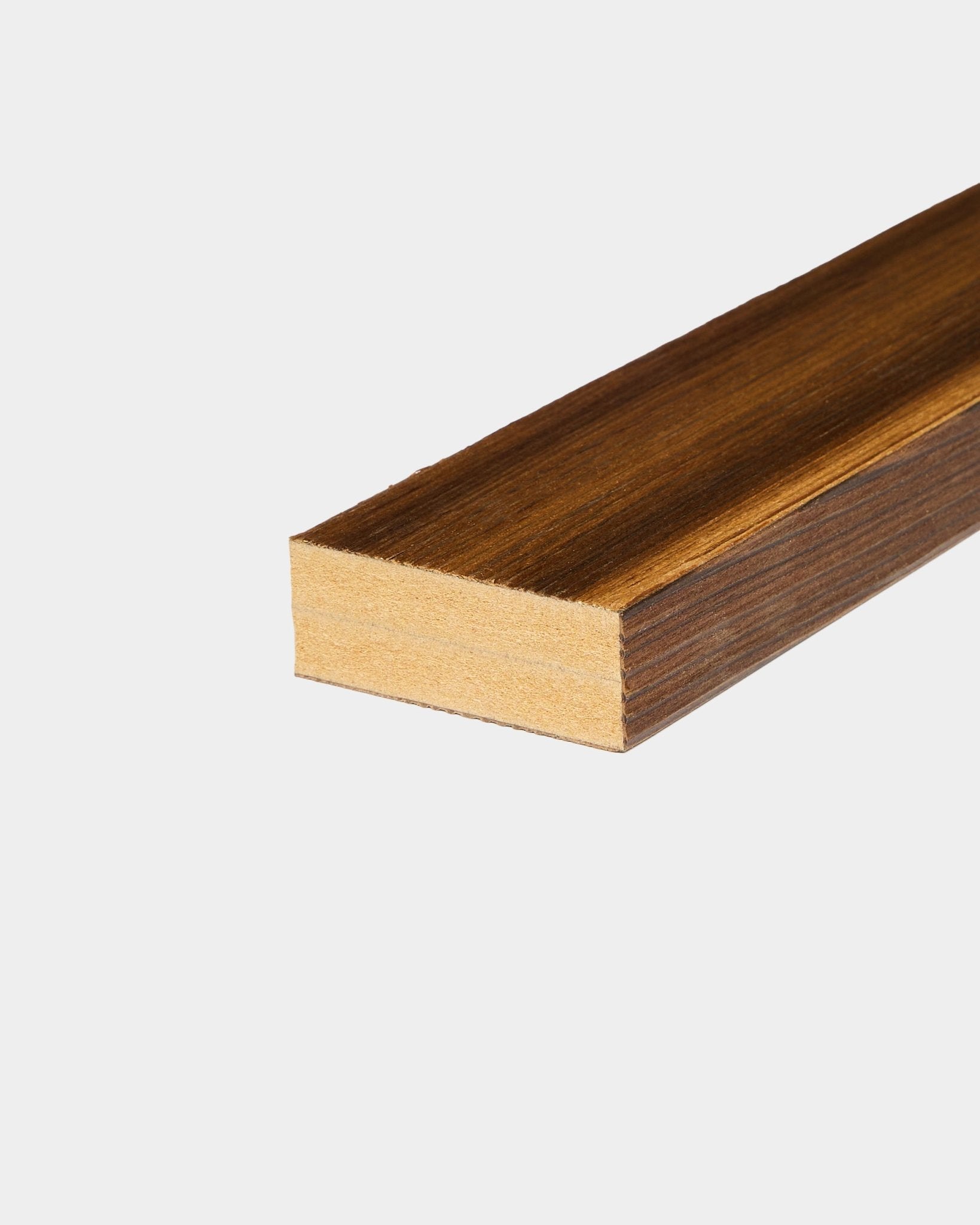 Lamela terminal WoodUpp em Rustic Smoked Larch (6,7 cm), concebida para integração em estrutura de MDF ou acabamento de extremidades de parede, apresentada sobre um fundo branco liso.