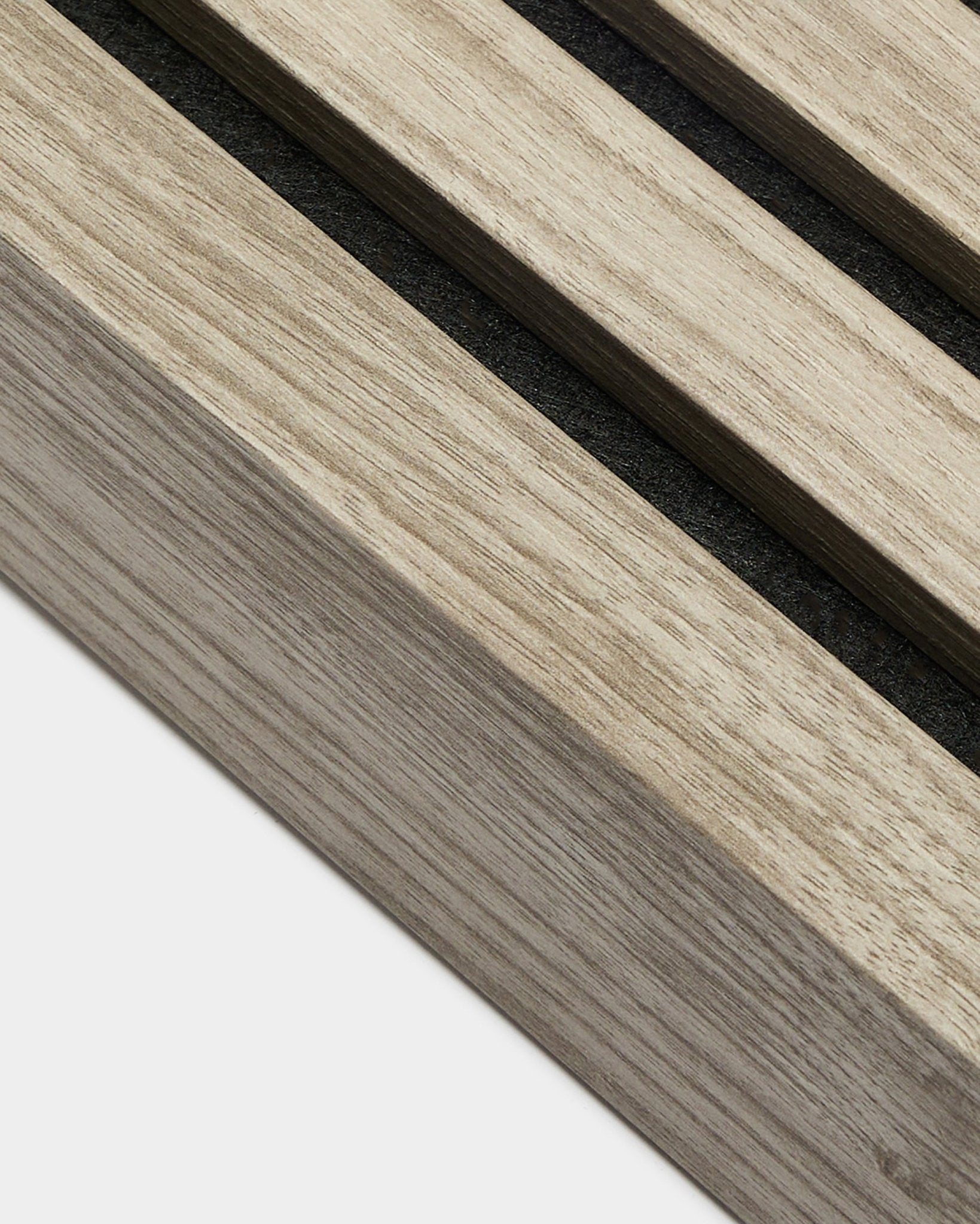 Imagem aproximada da lamela de extremidade WoodUpp em Weathered Oak, com 6,7 cm de largura, com ripas acústicas de madeira paralelas e espaçamentos de black, da gama Installation Products.