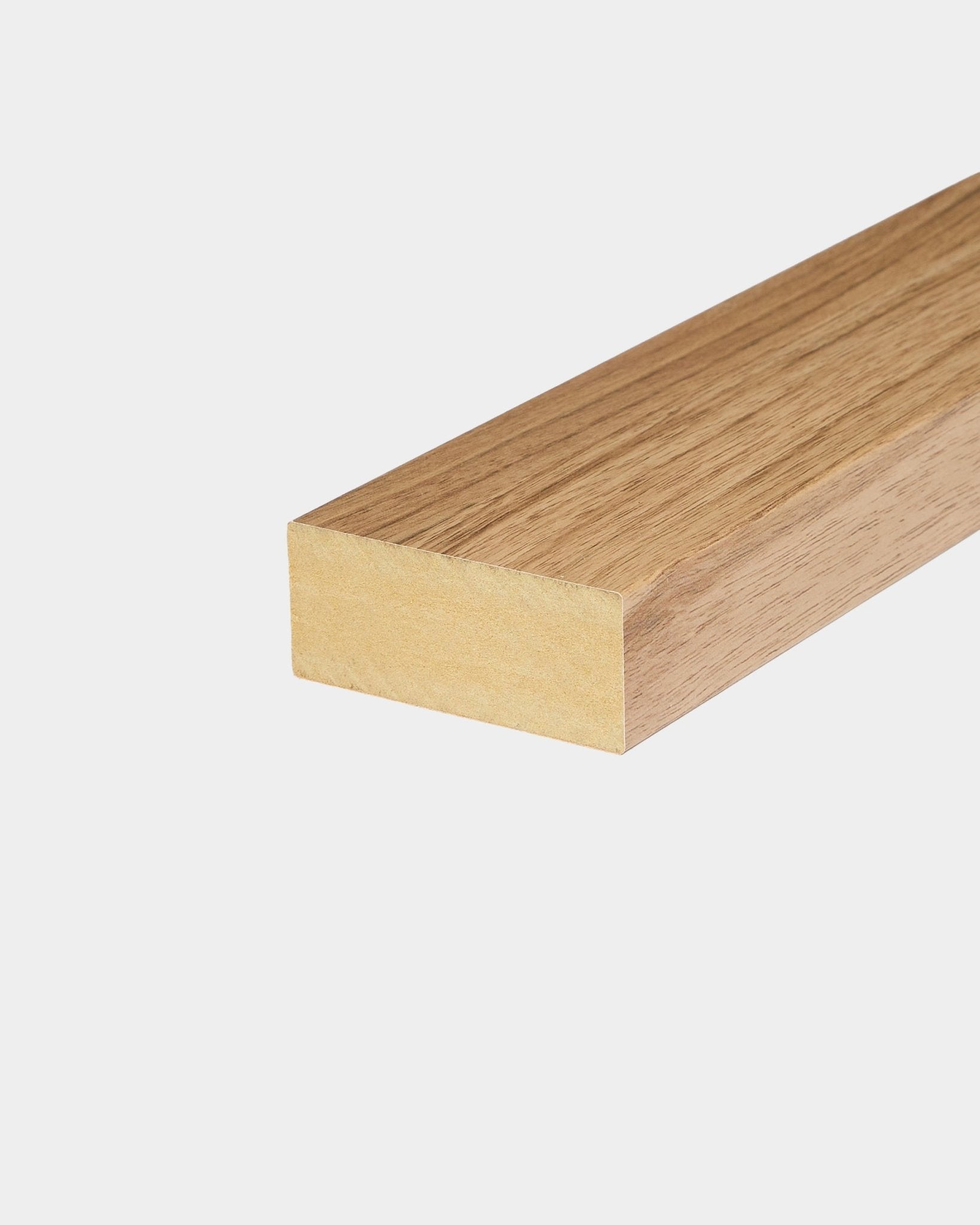 Lamela terminal WoodUpp em Nogueira Inglesa, com 6,7 cm de largura; compatível com painéis acústicos de madeira Akupanel ou instalações de painel slatwall Nordic.