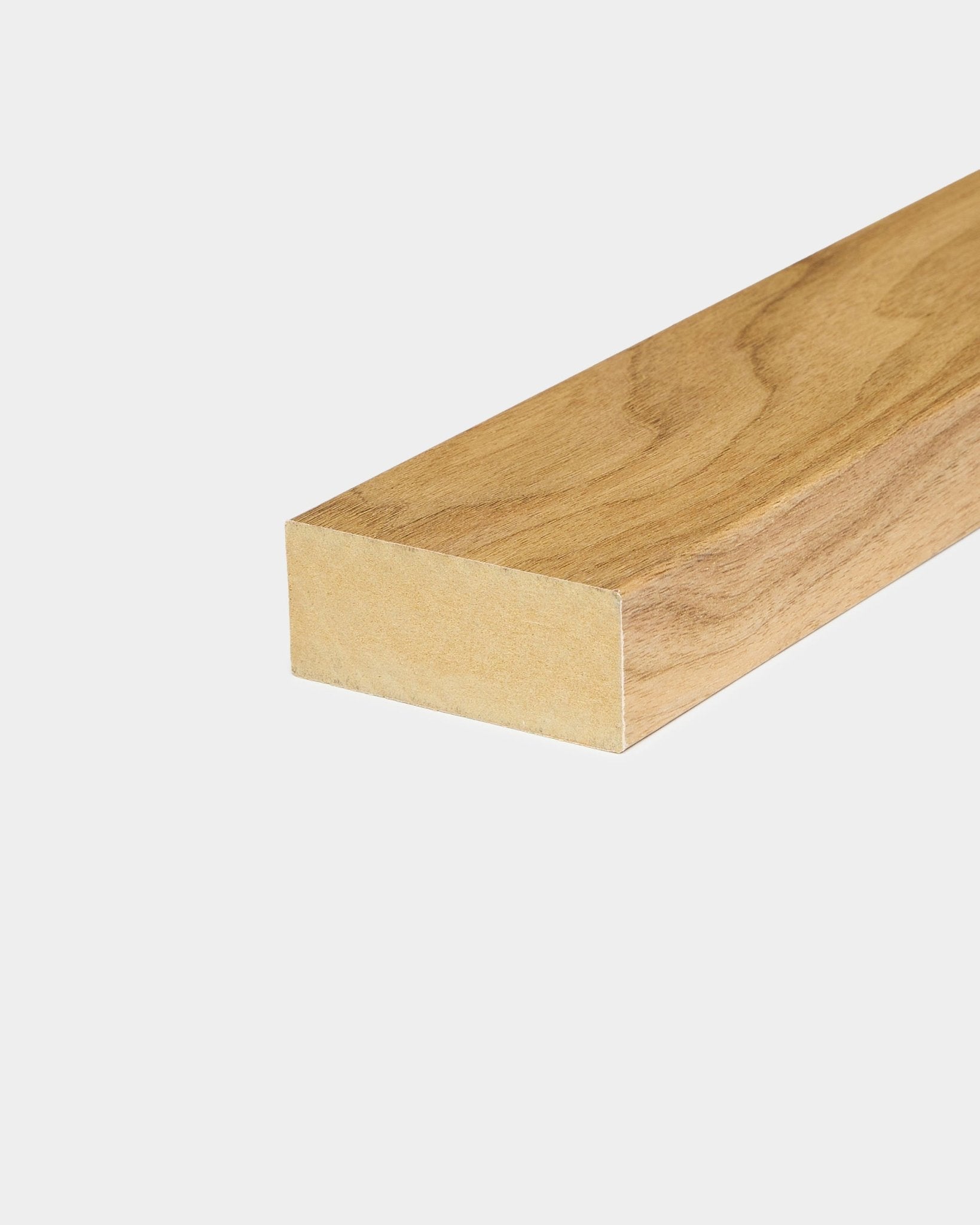 Lamela terminal da coleção WoodUpp CREATE em Carvalho Inglês (6,7 cm), acessório para estruturas MDF Painel acústico ou paredes, apresentada sobre um fundo branco liso.