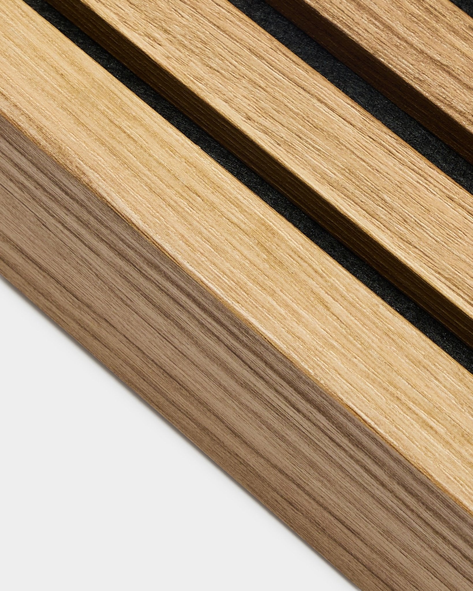 Imagem aproximada da lamela terminal WoodUpp Akupanel em Carvalho Inglês (6,7 cm), com ripas acústicas paralelas e textura de veio natural wood.