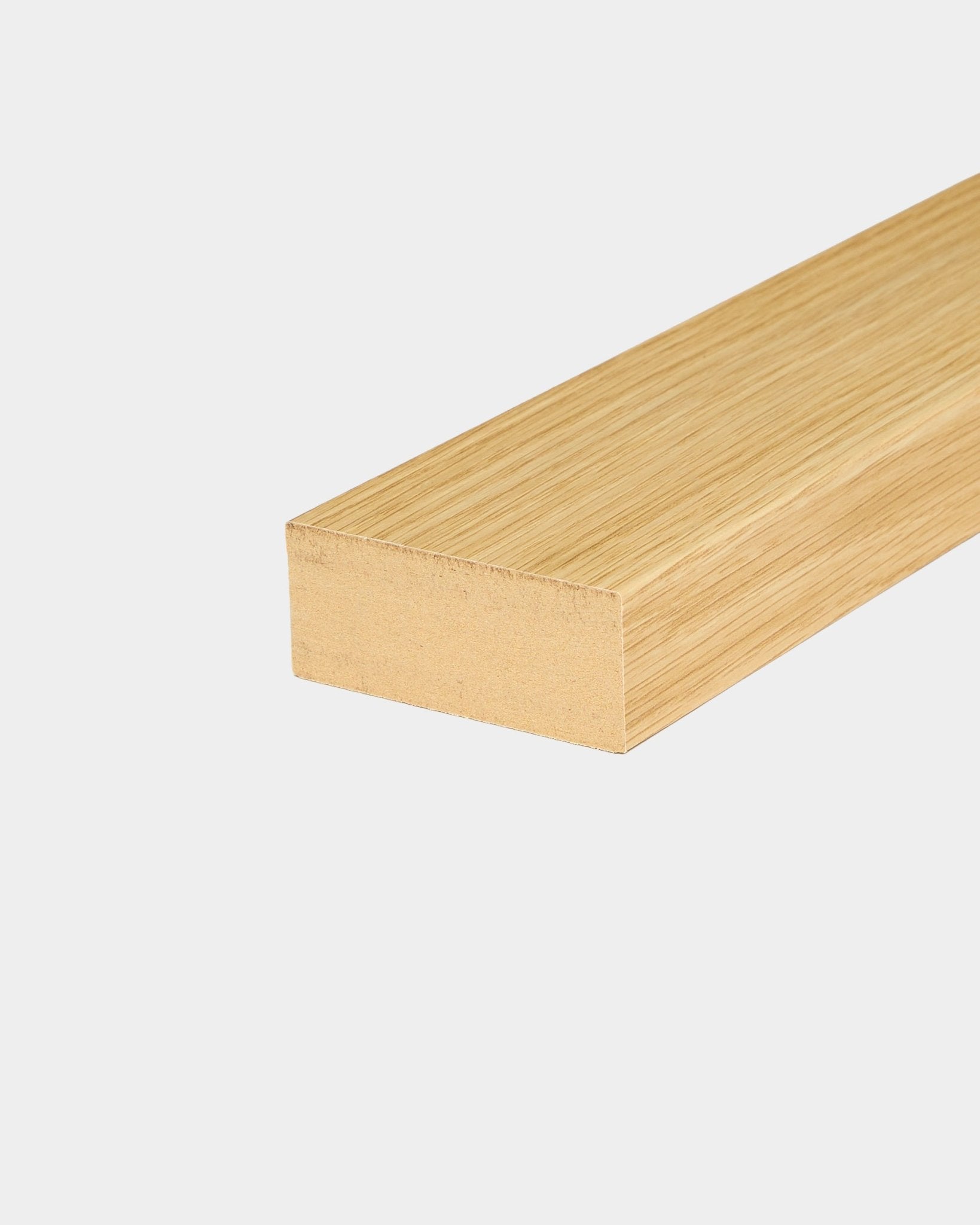 Lamela terminal WoodUpp em Carvalho Southern, com 6,7 cm de largura, concebida para instalação Akupanel Painel acústico ou para uso como moldura em MDF em paredes com painéis.