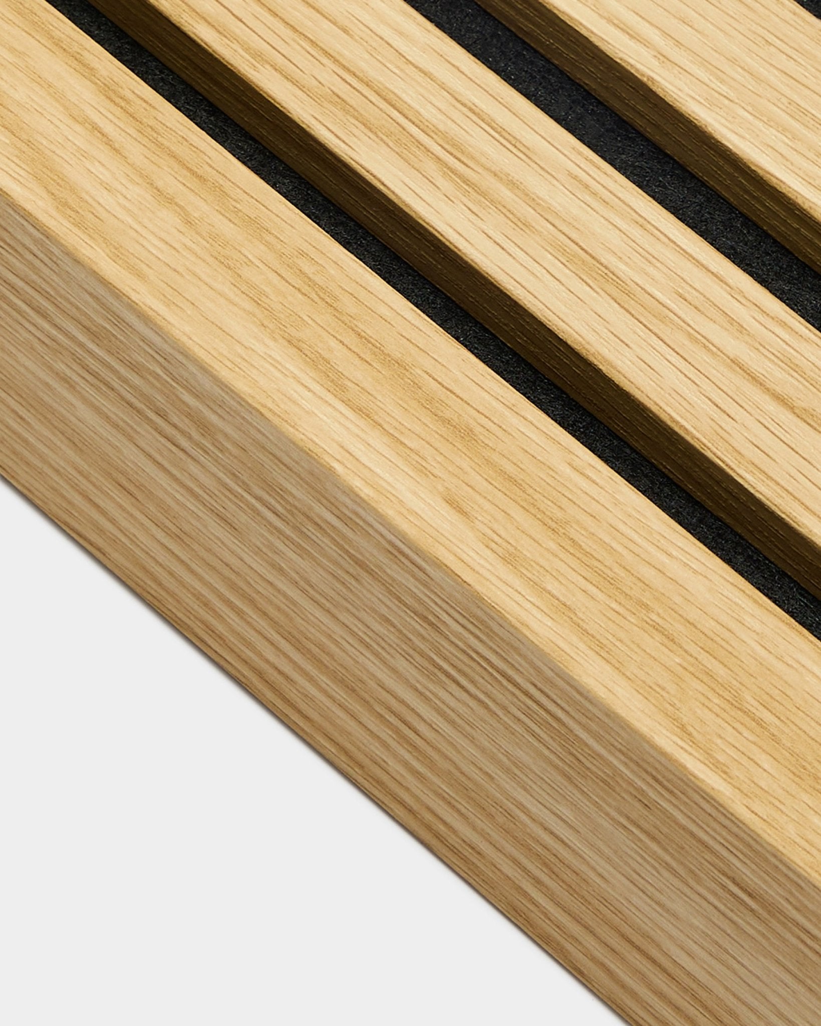 Pormenor do produto de instalação WoodUpp Akupanel, lamela terminal em Carvalho Southern, com 6,7 cm de largura, com ranhuras black na madeira clara para linhas Painel acústico bem definidas.