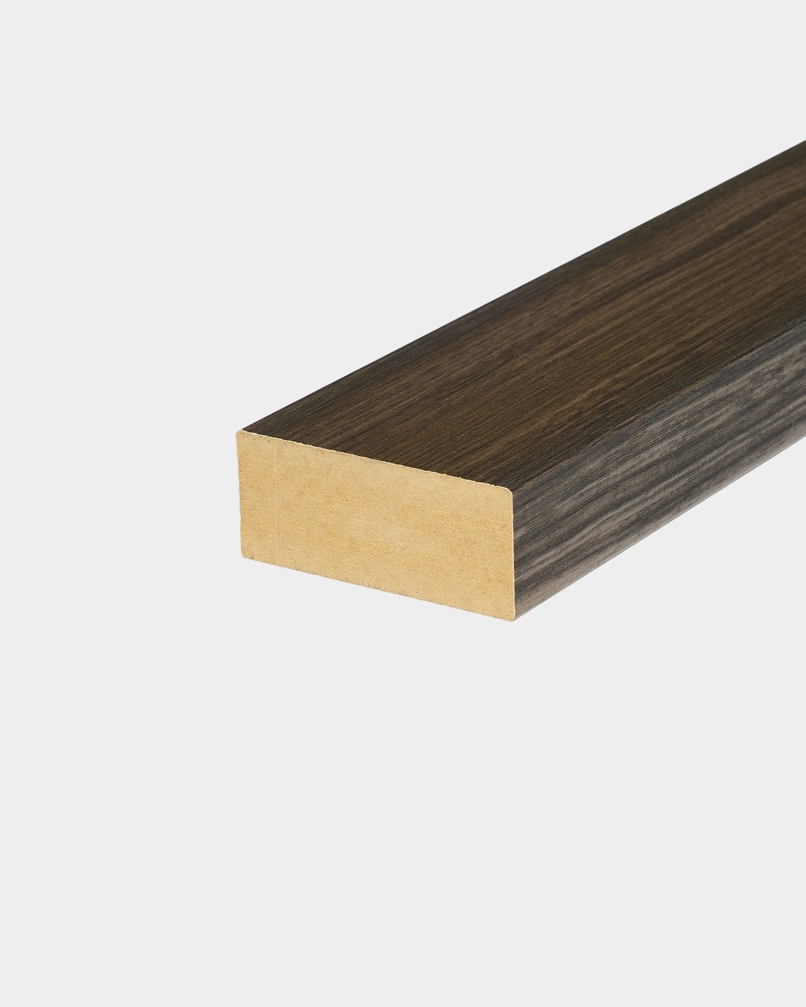 Lamela de extremidade WoodUpp em Black Oak (6,7 cm), pensada para o remate do painel ou para a instalação de Akupanel Painel acústico em paredes brancas lisas.