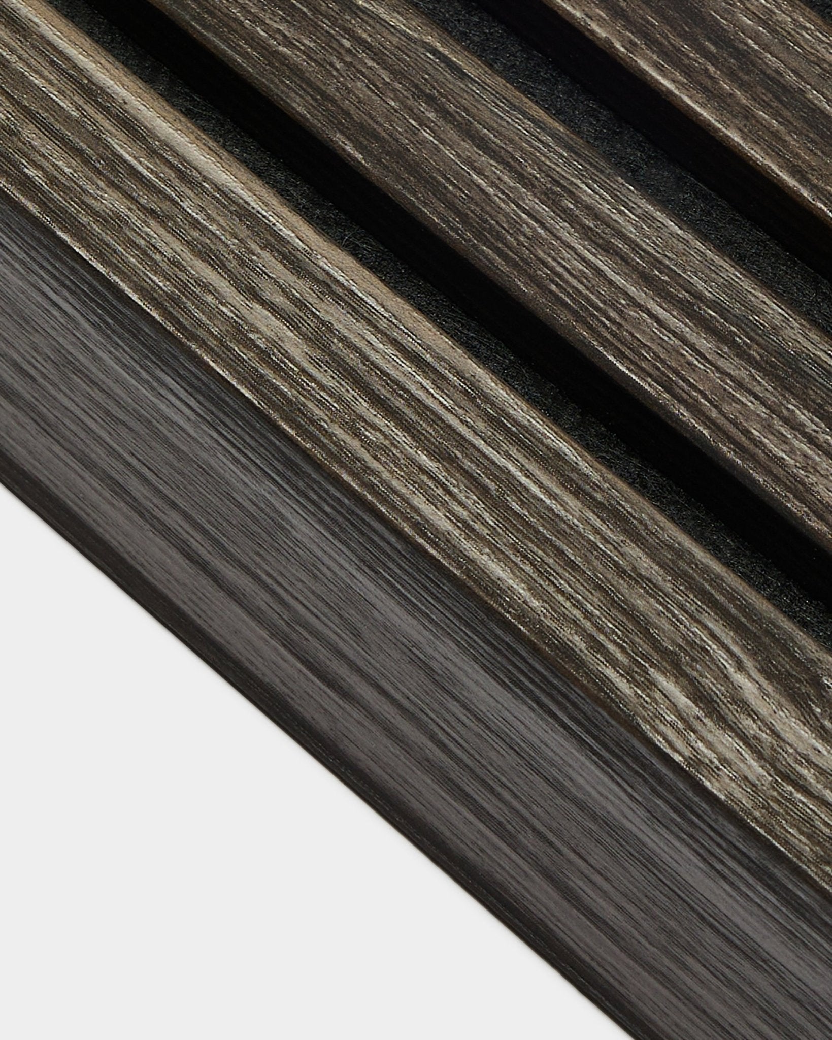 Pormenor em grande plano da instalação de Akupanel WoodUpp em Black Oak, com lamelas de extremidade de 6,7 cm dispostas na diagonal e remate de painel acabado sobre um fundo claro.