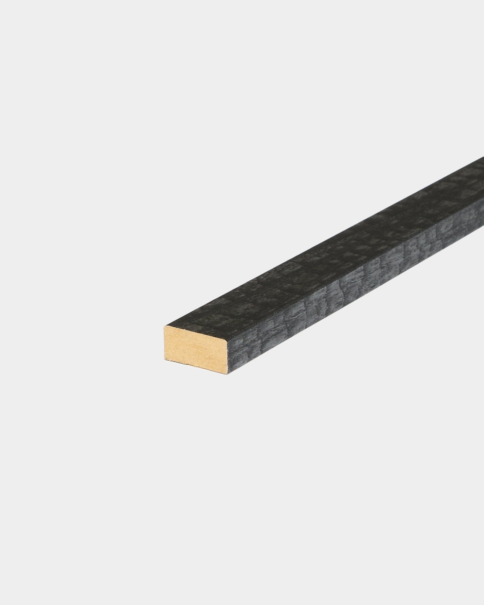 Acessório WoodUpp Akupanel — ripa Lamella em carvão, 240 cm; concebido para remate de extremidades ou substituição de ripas em fundos claros nos painéis acústicos Nordic.