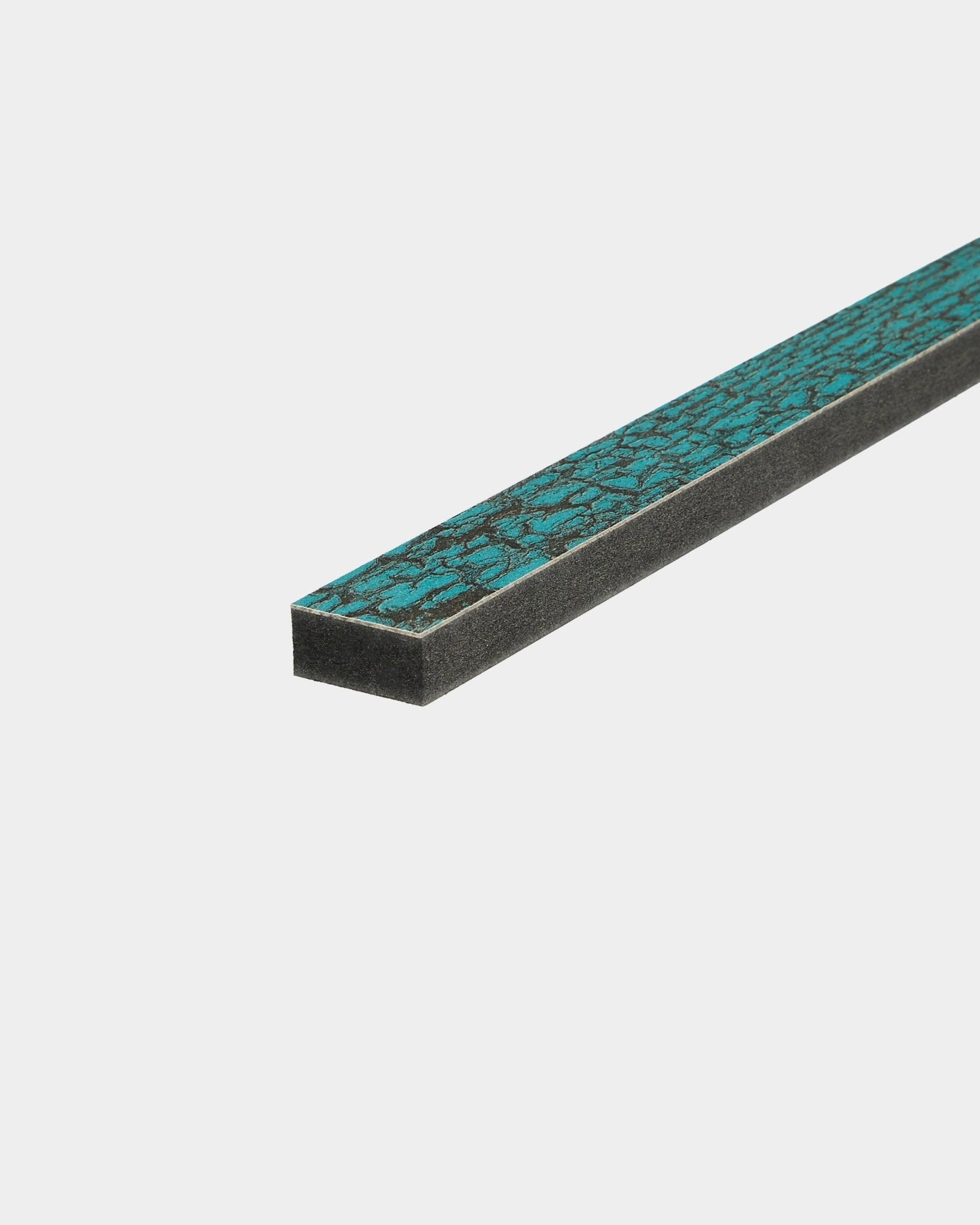 Close-up da Lamella WoodUpp em Azul Óxido, comprimento de 240 cm, acessório acústico em madeira nórdica para acabamento preciso das extremidades ou substituição de ripas Akupanel.