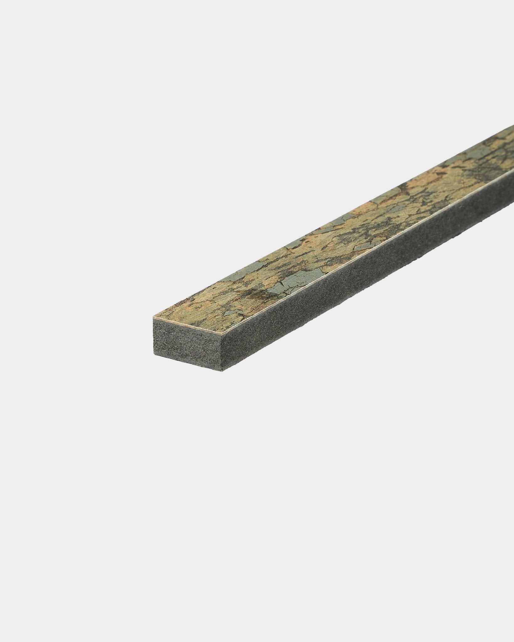 A lamela WoodUpp Akupanel em Oxide Grey, com 240 cm de comprimento, apresenta uma superfície texturada e um design nórdico minimalista, sobre um fundo branco simples.